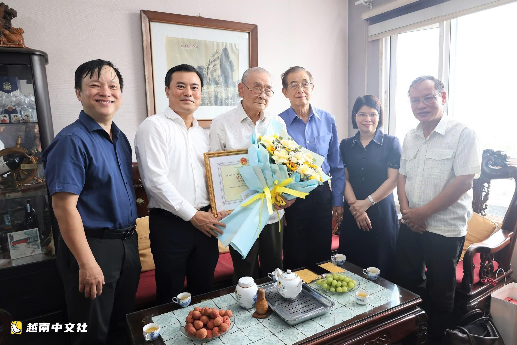 越南胡志明市領導看望慰問多位90歲高齡老人