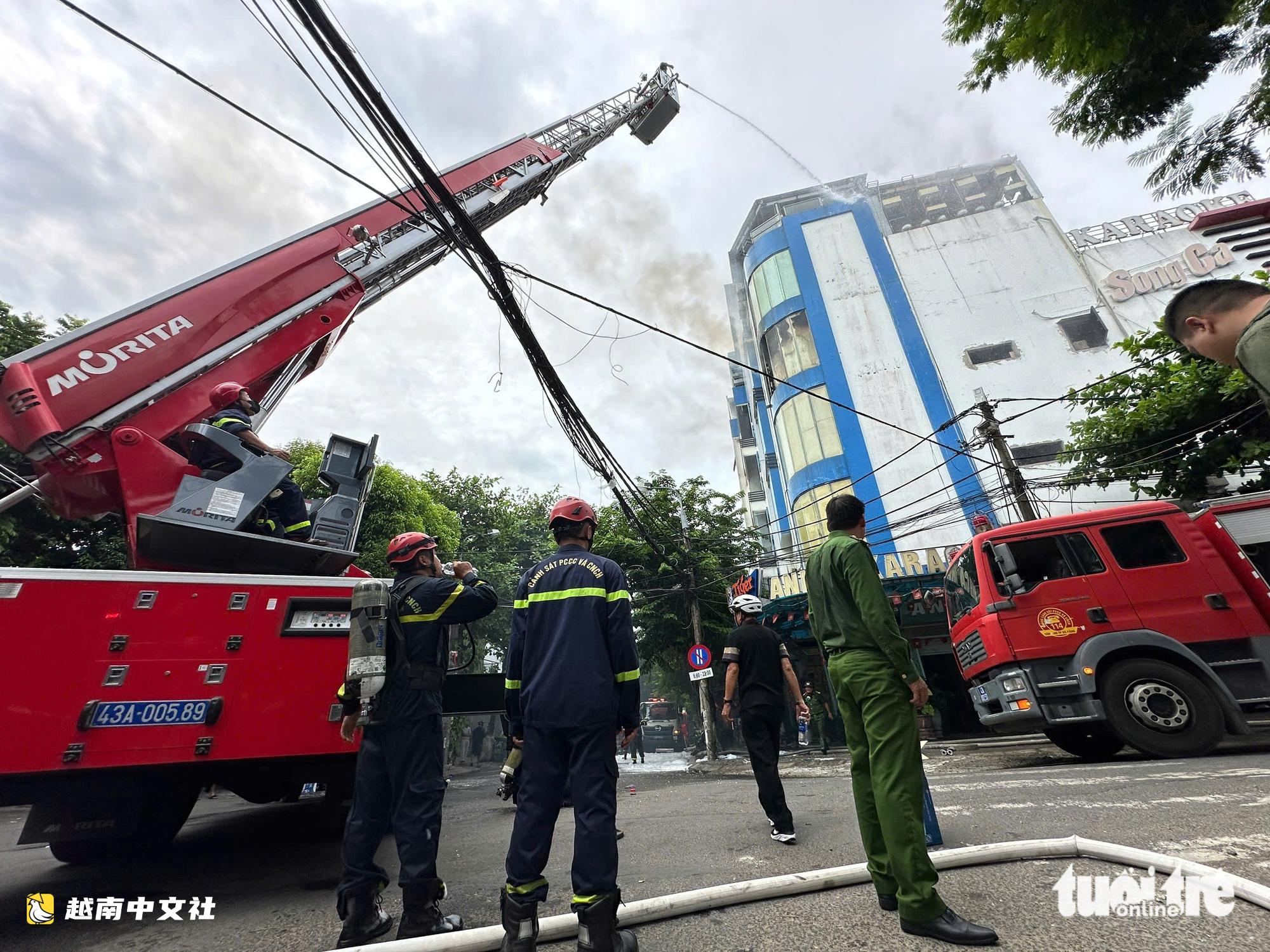 越南峴港:“安哥”卡拉OK廳發生火災,多人逃生
