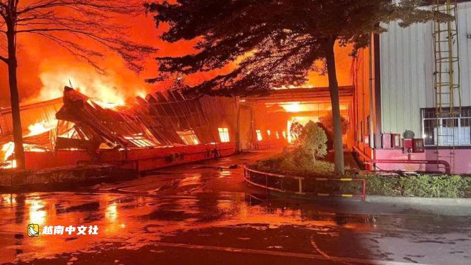 胡志明市一家木工廠發生火災,濃煙和火焰高達數百米