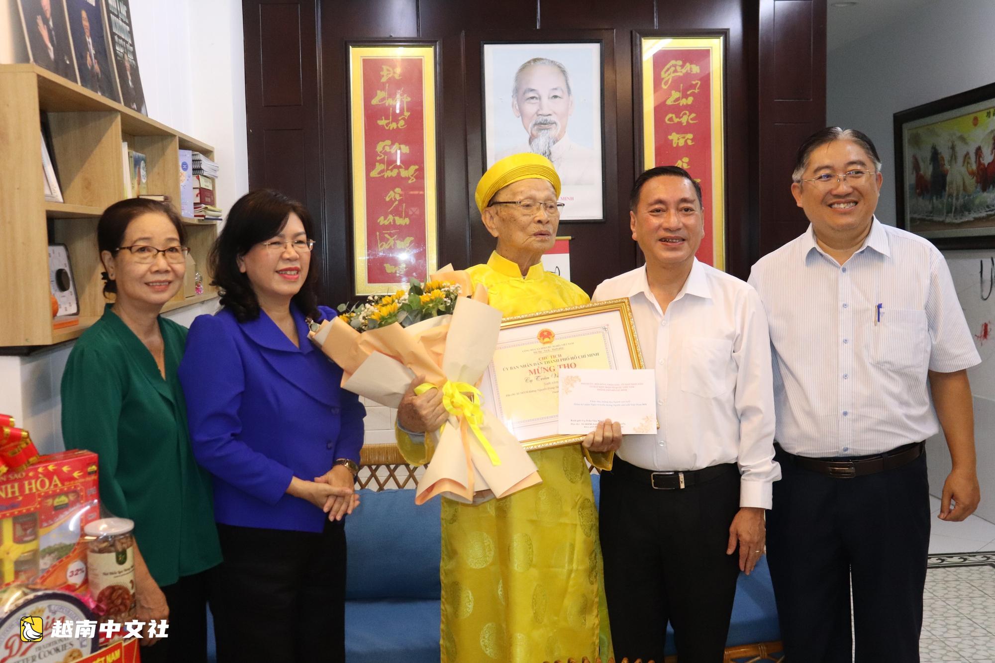 越南胡志明市領導走訪慰問優秀高齡老人