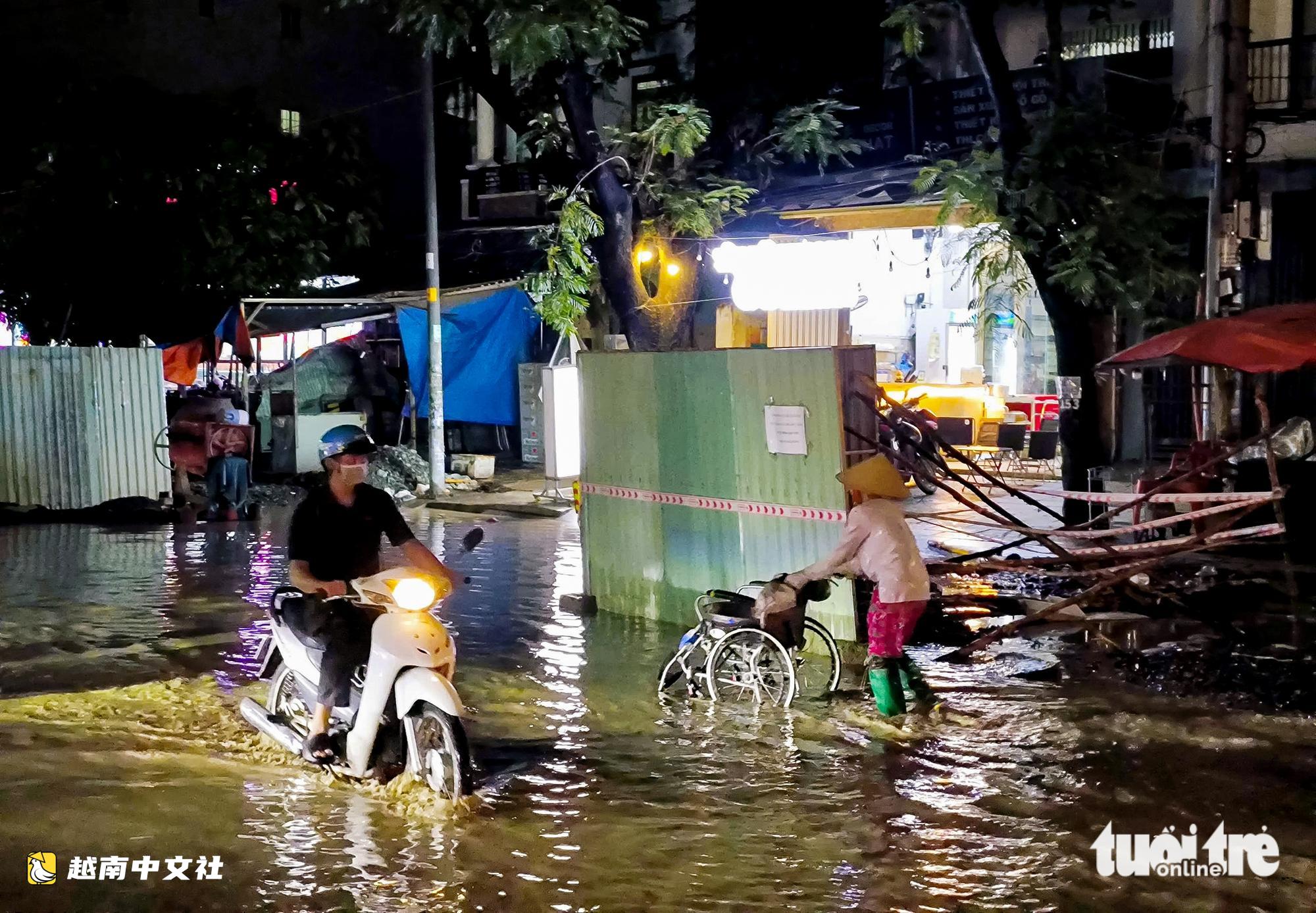 越南鄧垂簪路雨後處處積水,工程坑道成陷阱