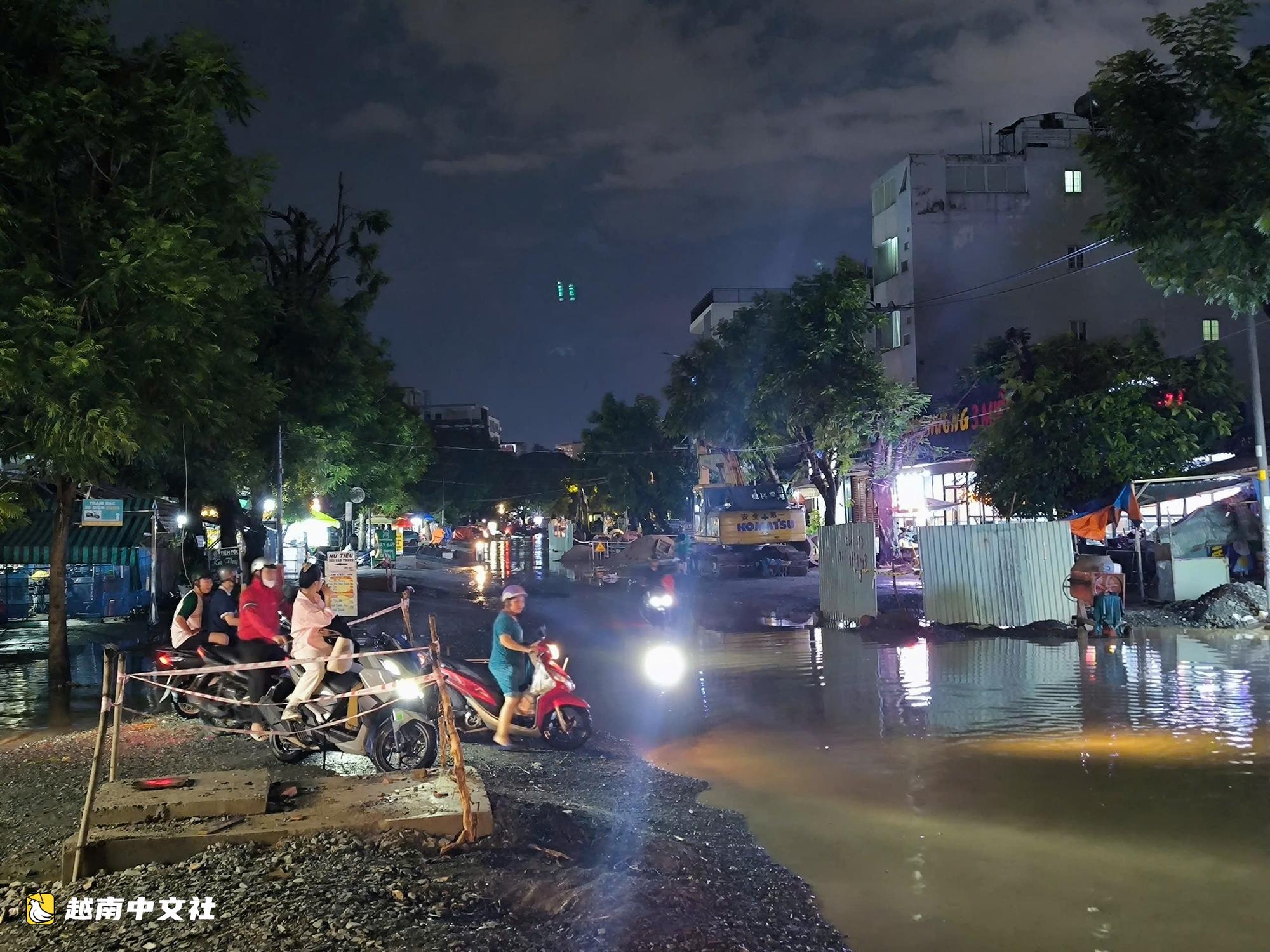 越南鄧垂簪路雨後處處積水,工程坑道成陷阱