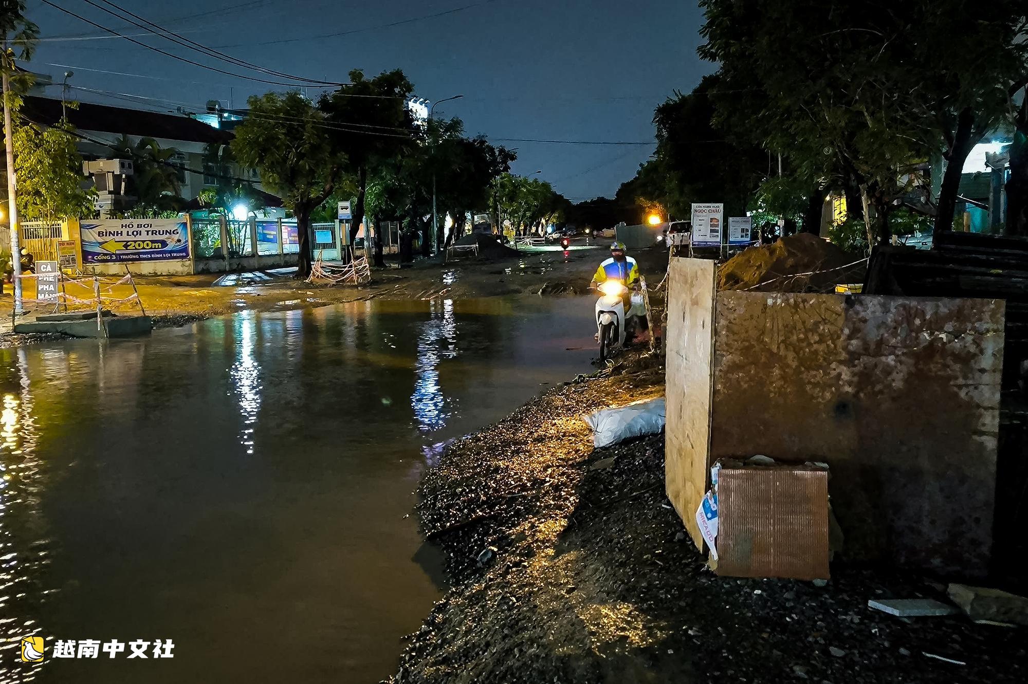 越南鄧垂簪路雨後處處積水,工程坑道成陷阱