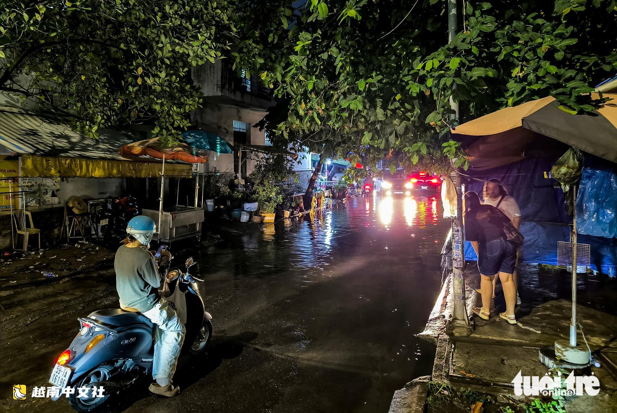 越南鄧垂簪路雨後處處積水,工程坑道成陷阱