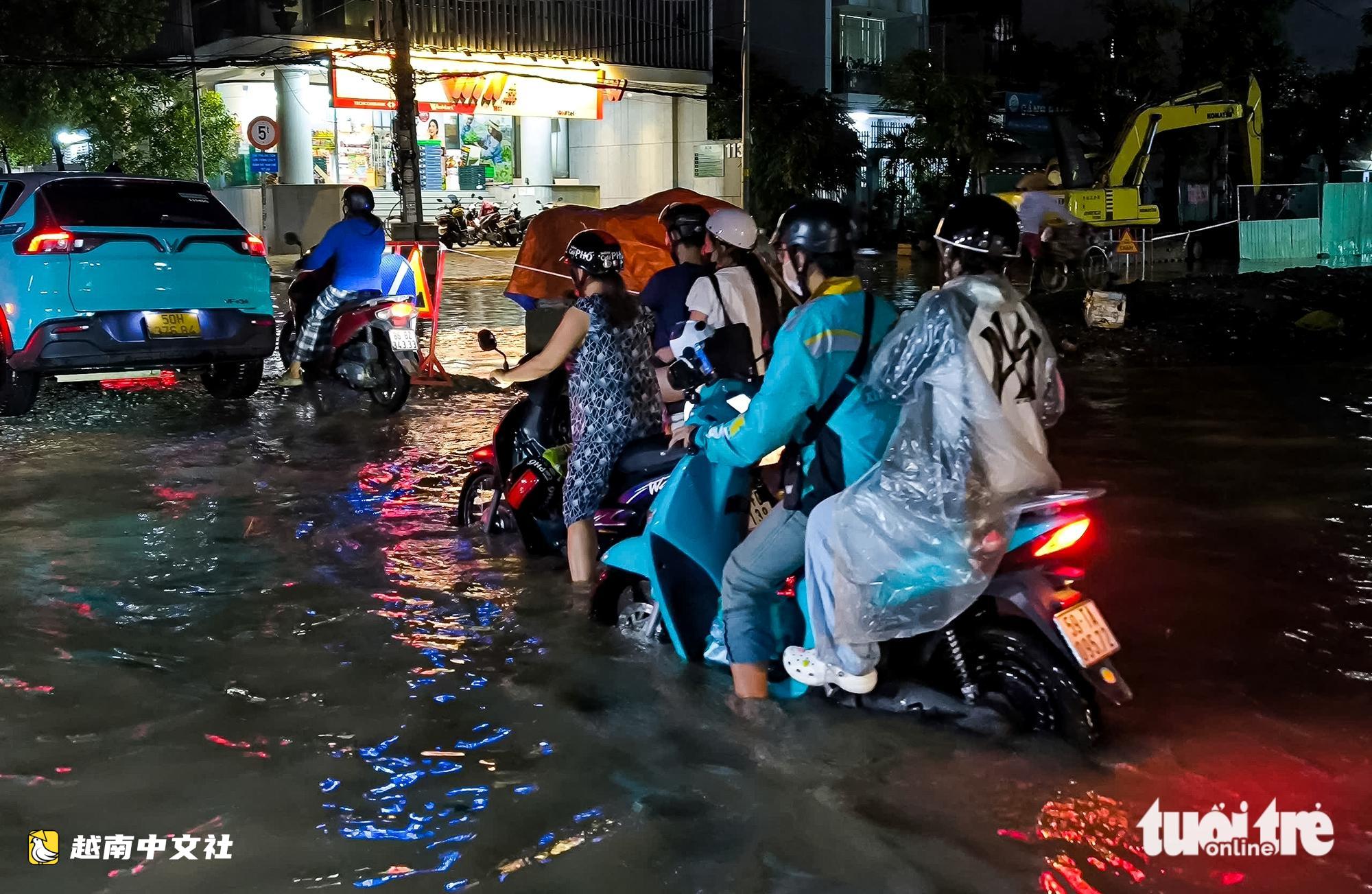 越南鄧垂簪路雨後處處積水,工程坑道成陷阱