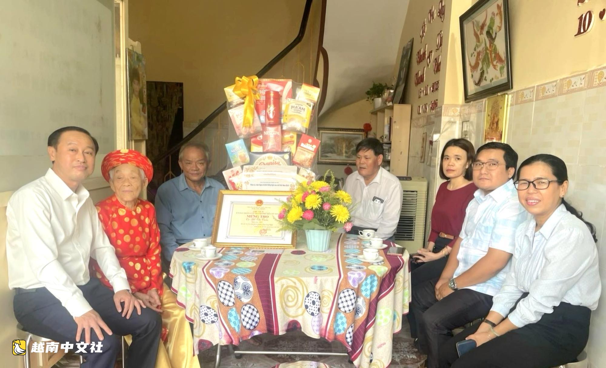 越南胡志明市領導走訪慰問優秀高齡老人
