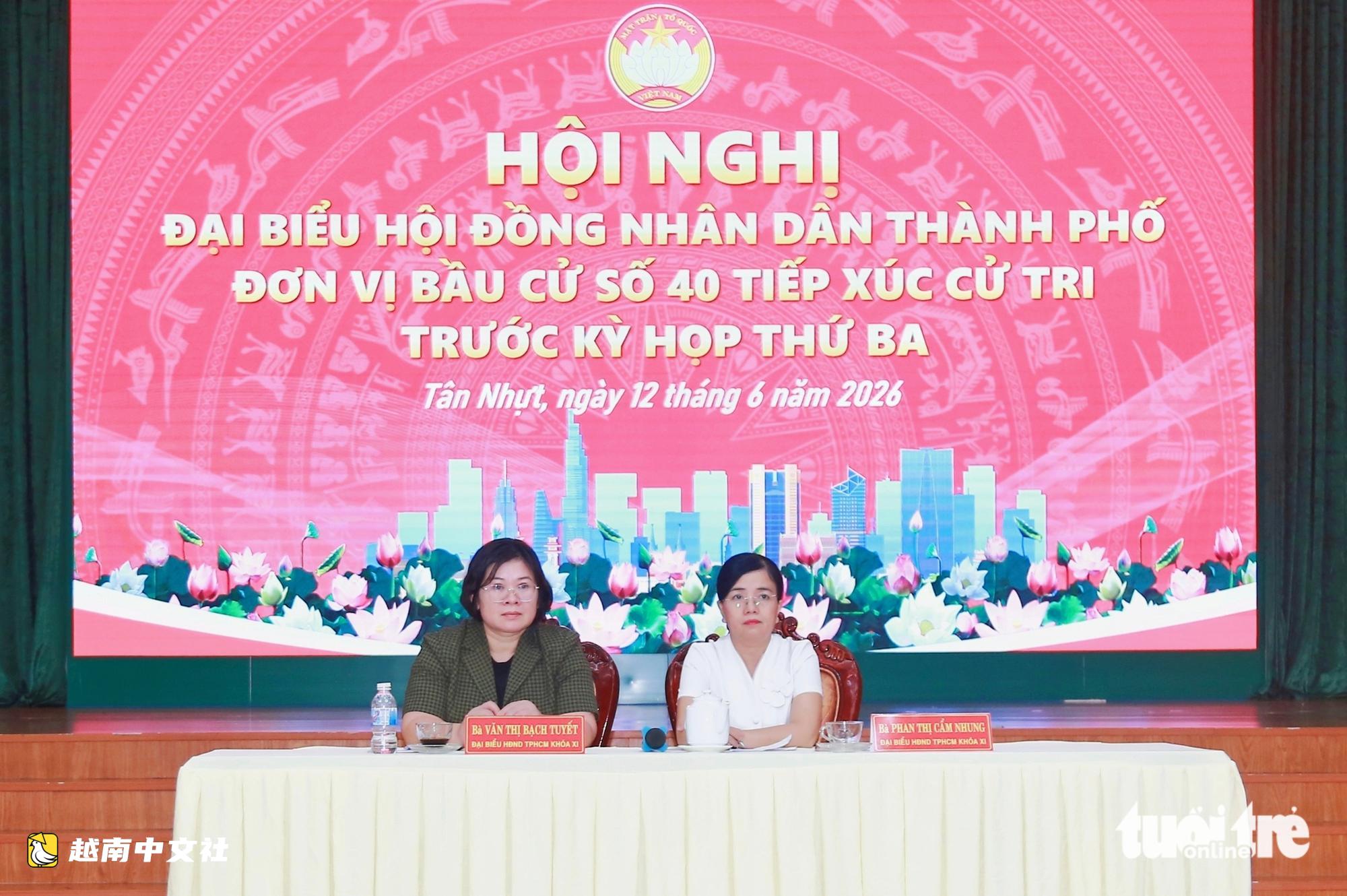 越南胡志明市市委副書記在平政郡四鄉與選民接觸
