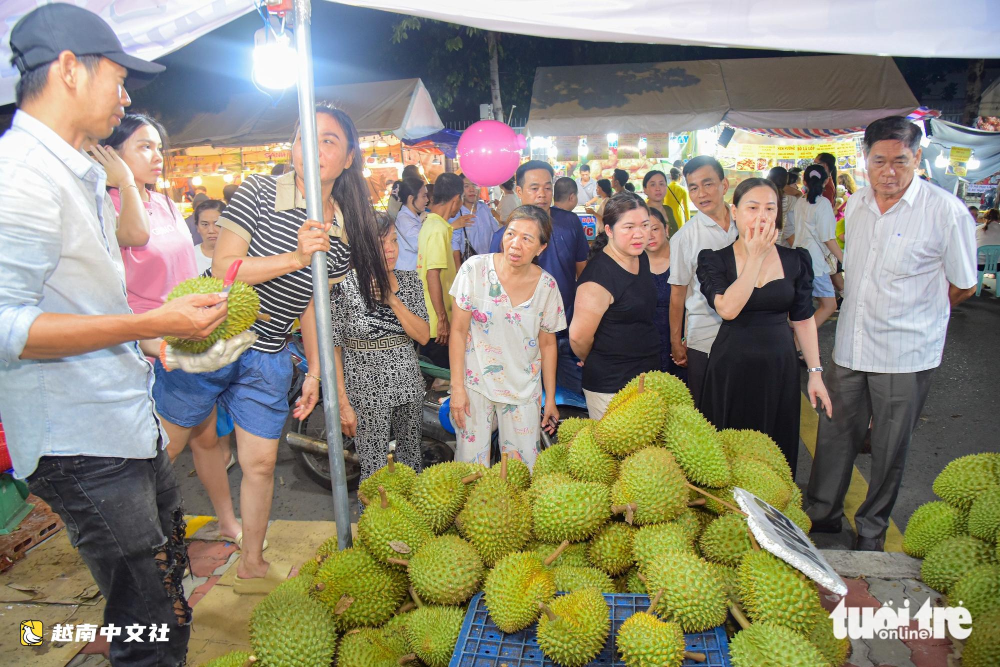 越南胡志明市水果節開幕之夜:遊客熙熙攘攘購物觀光