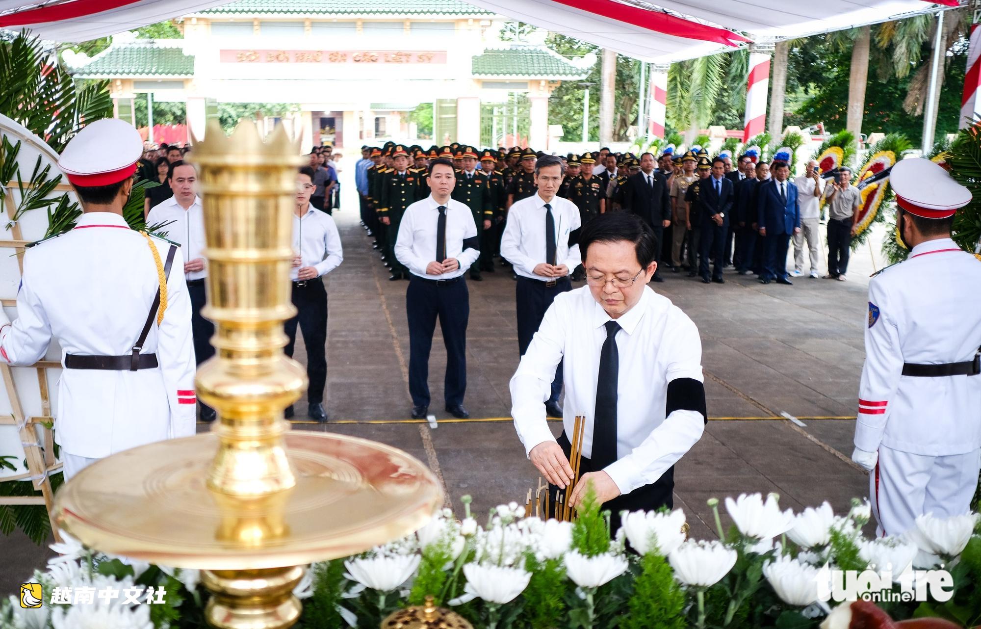 越南嘉萊省為18名越南志願軍烈士遺骸舉行追悼安葬儀式