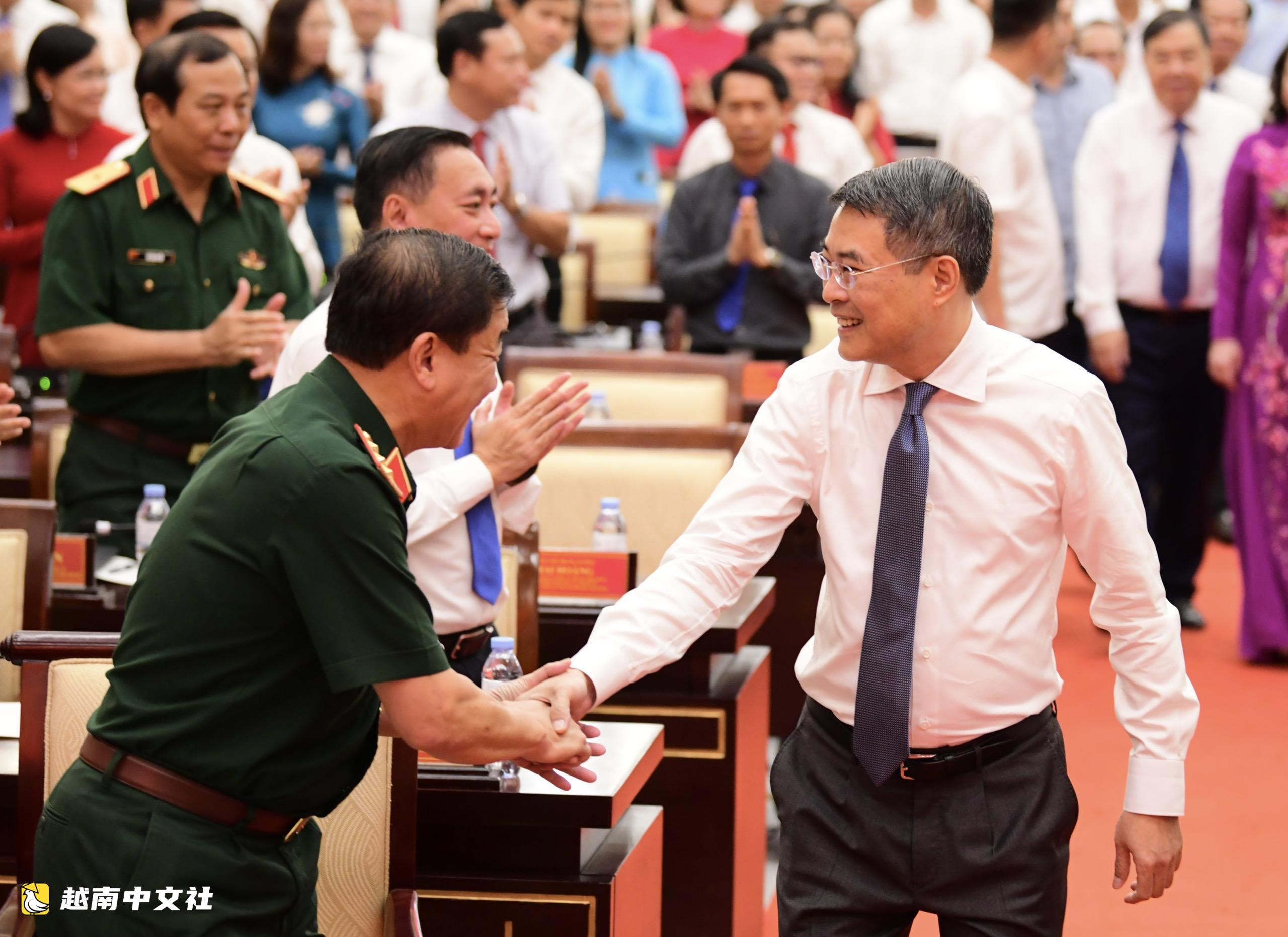 越南總理與胡志明市就兩位數增長和兩級政府體制展開工作