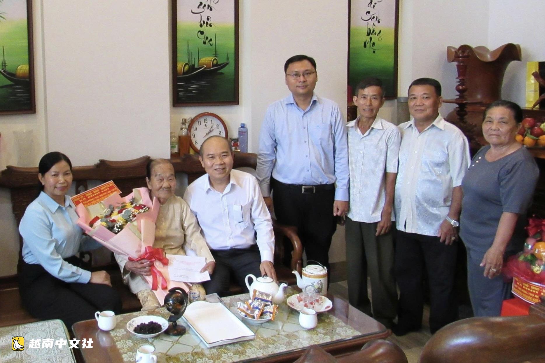 胡志明市代表團走訪慰問典型高齡老人,紀念越南老年人傳統日85週年