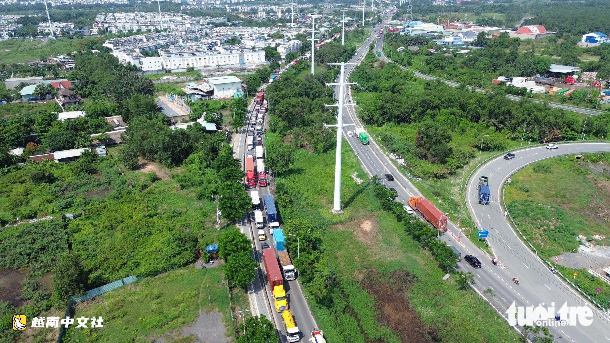越南胡志明市-隆城高速公路擁堵10公里