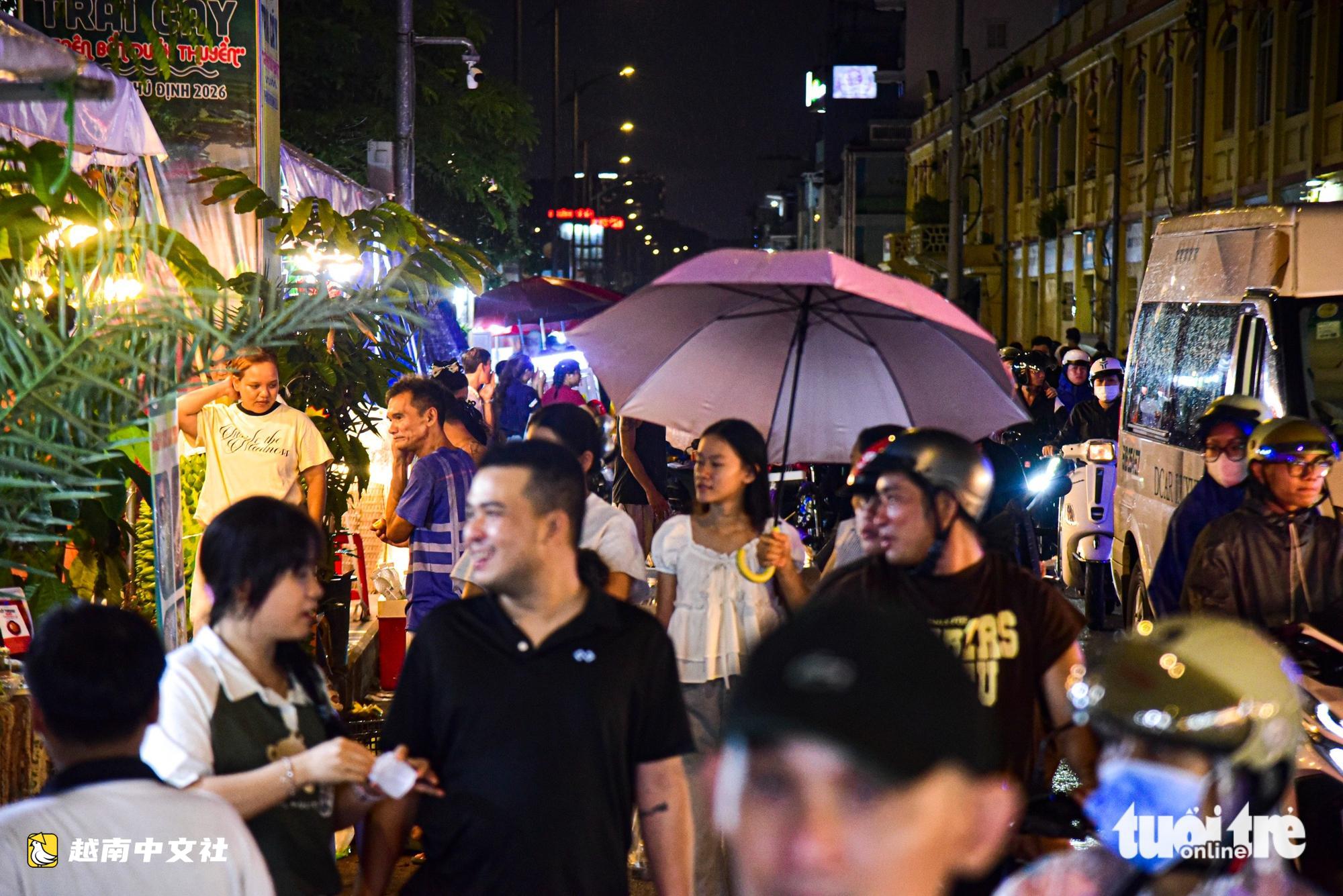 越南胡志明市水果節開幕之夜:遊客熙熙攘攘購物觀光