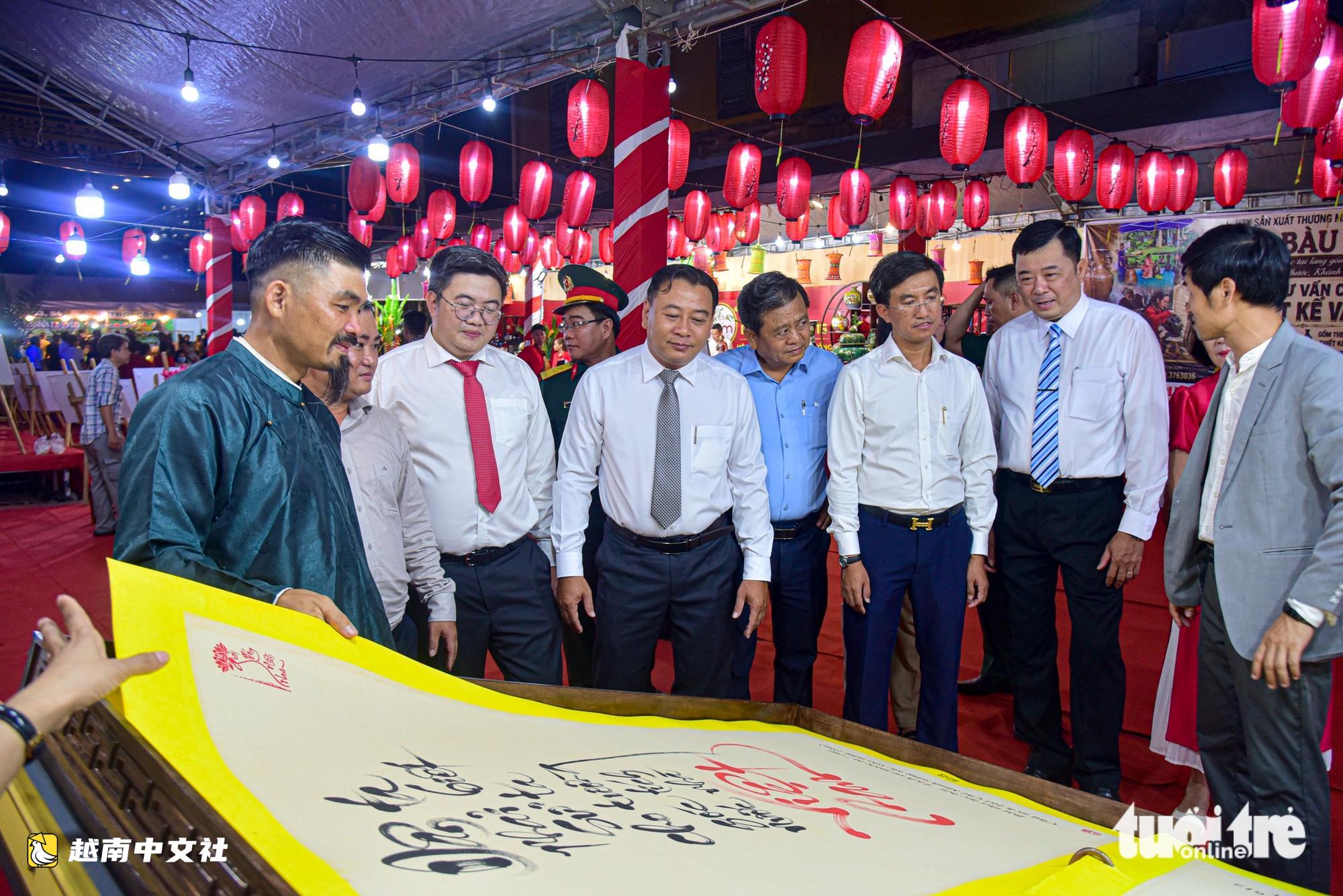 越南胡志明市水果節開幕之夜:遊客熙熙攘攘購物觀光