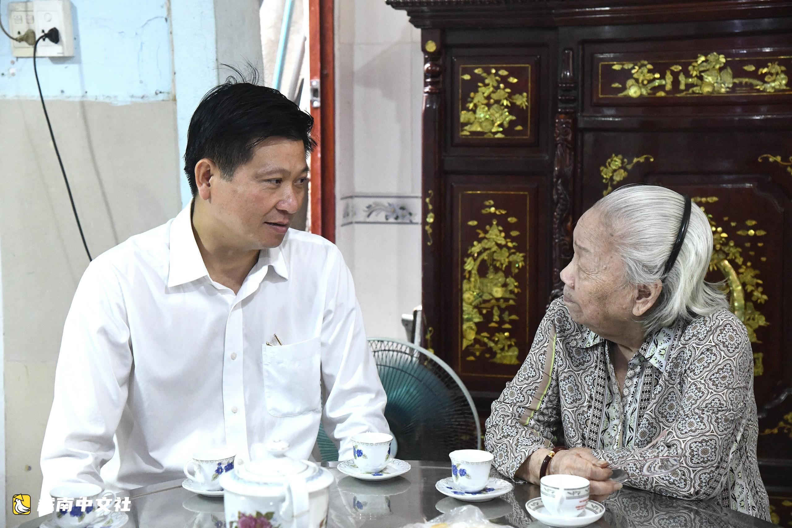 胡志明市代表團走訪慰問典型高齡老人,紀念越南老年人傳統日85週年