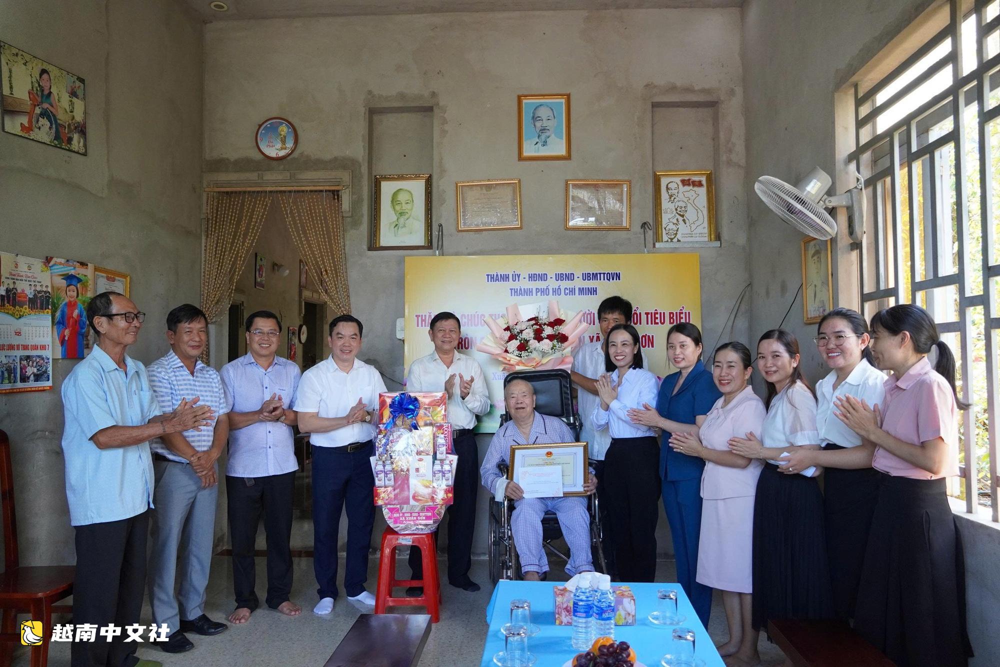 胡志明市代表團走訪慰問典型高齡老人,紀念越南老年人傳統日85週年