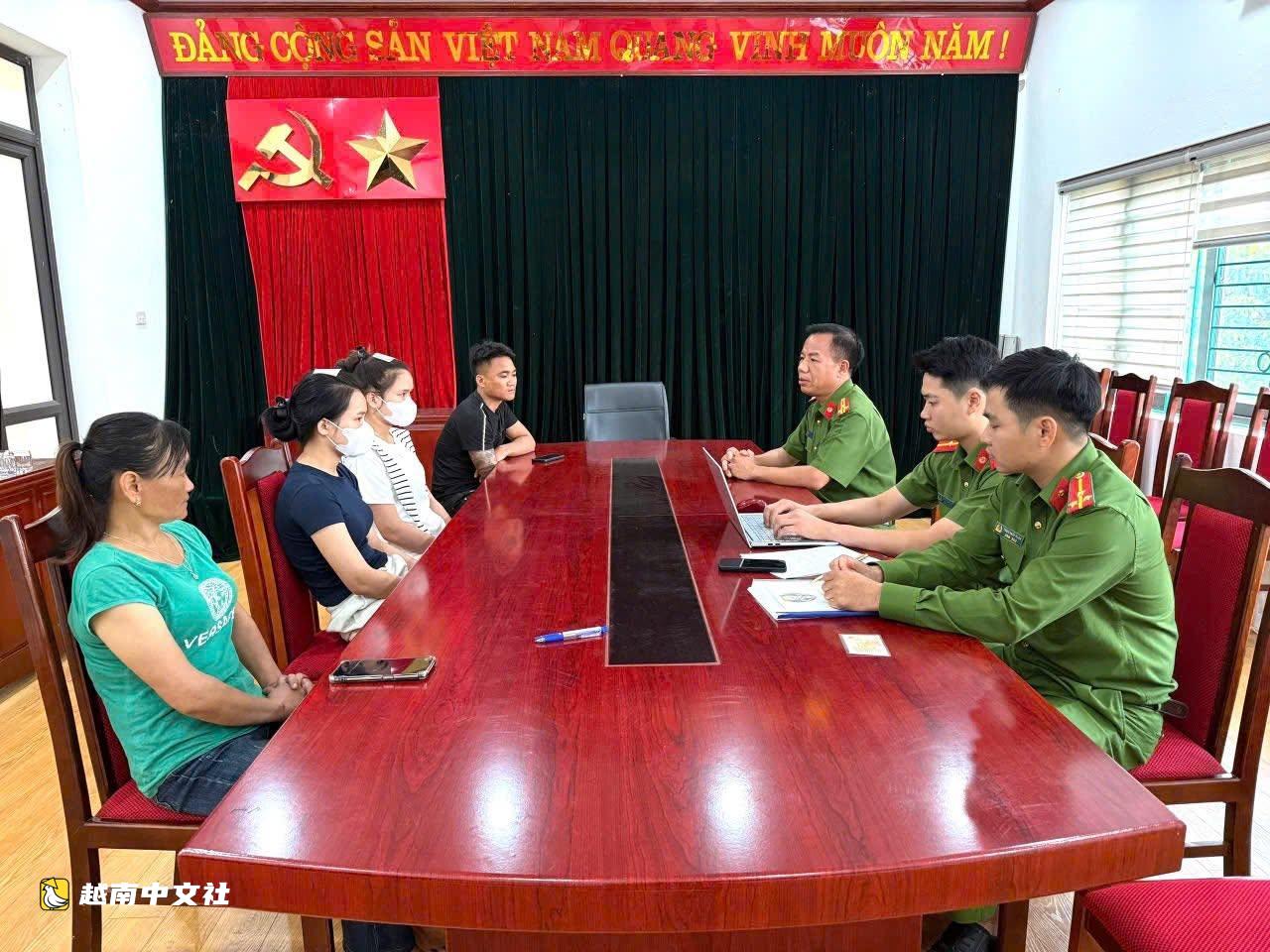 越南兩名少女載3歲幼童不戴頭盔,錄製視頻博眼球,車主被罰款900萬越南盾