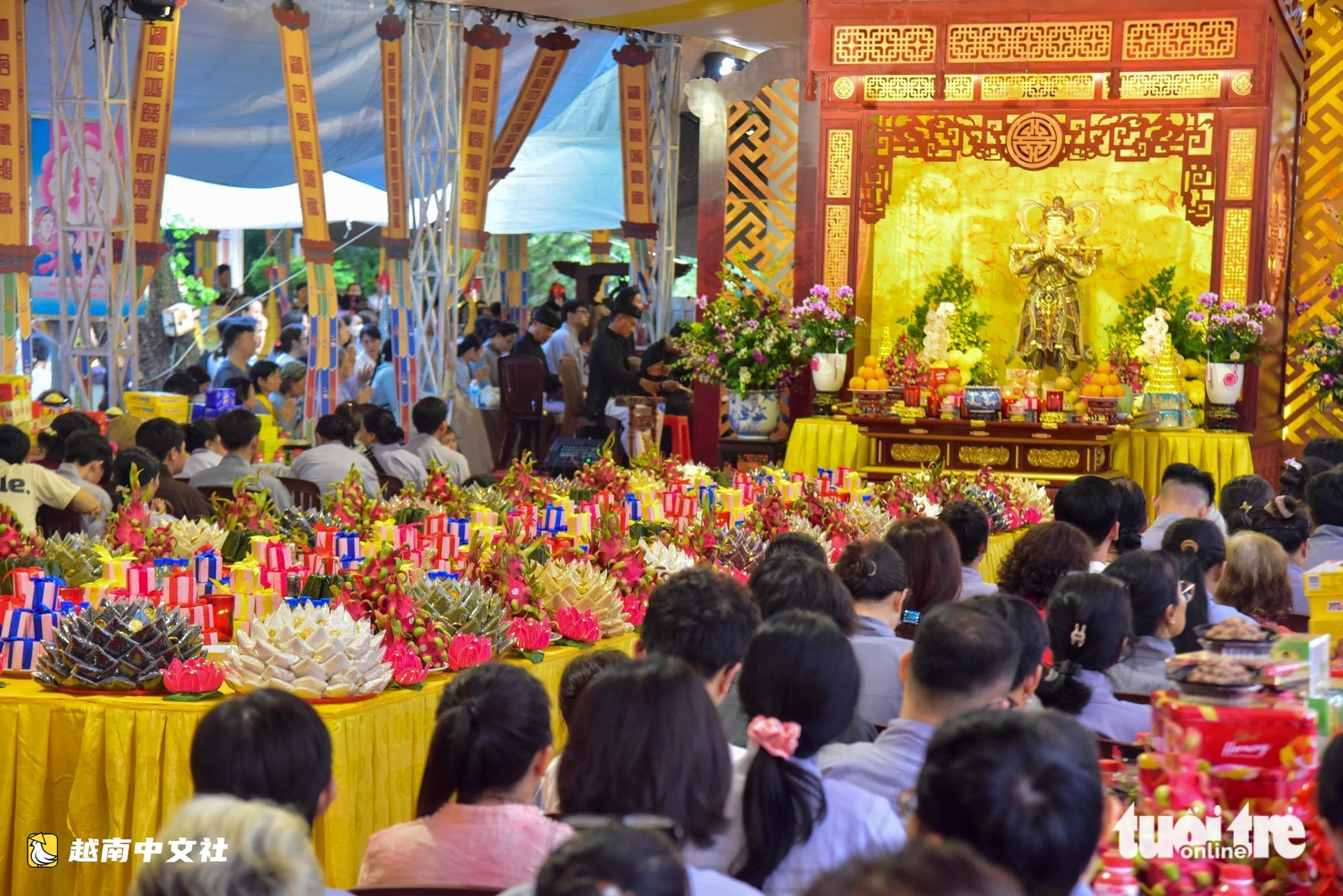越南民眾湧入黎氏麗公園祈禱,希望早日找到烈士遺骸