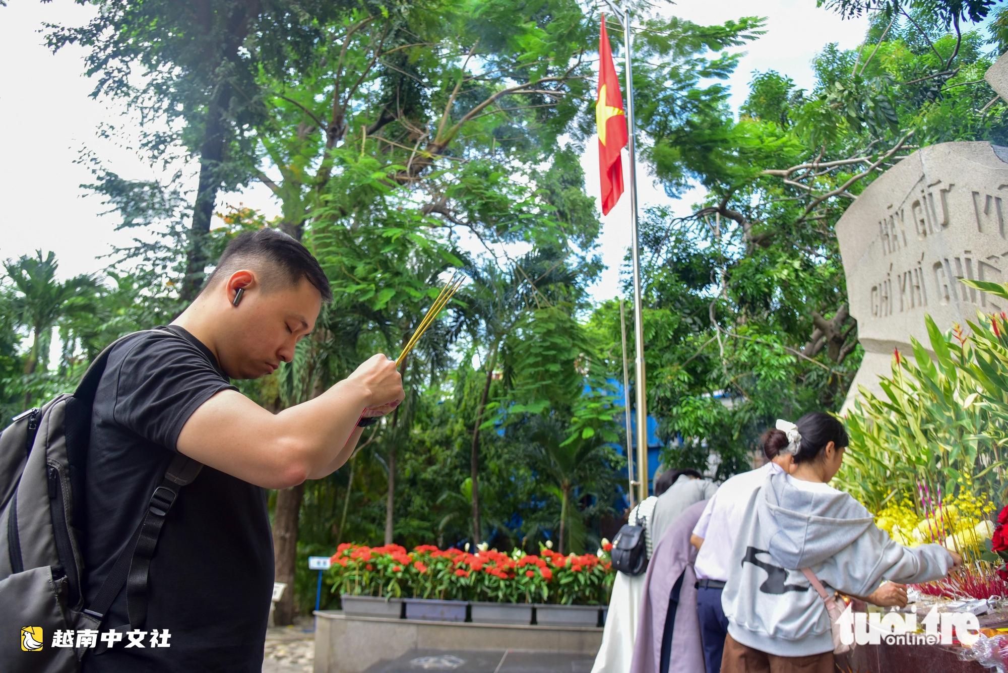 越南民眾湧入黎氏麗公園祈禱,希望早日找到烈士遺骸
