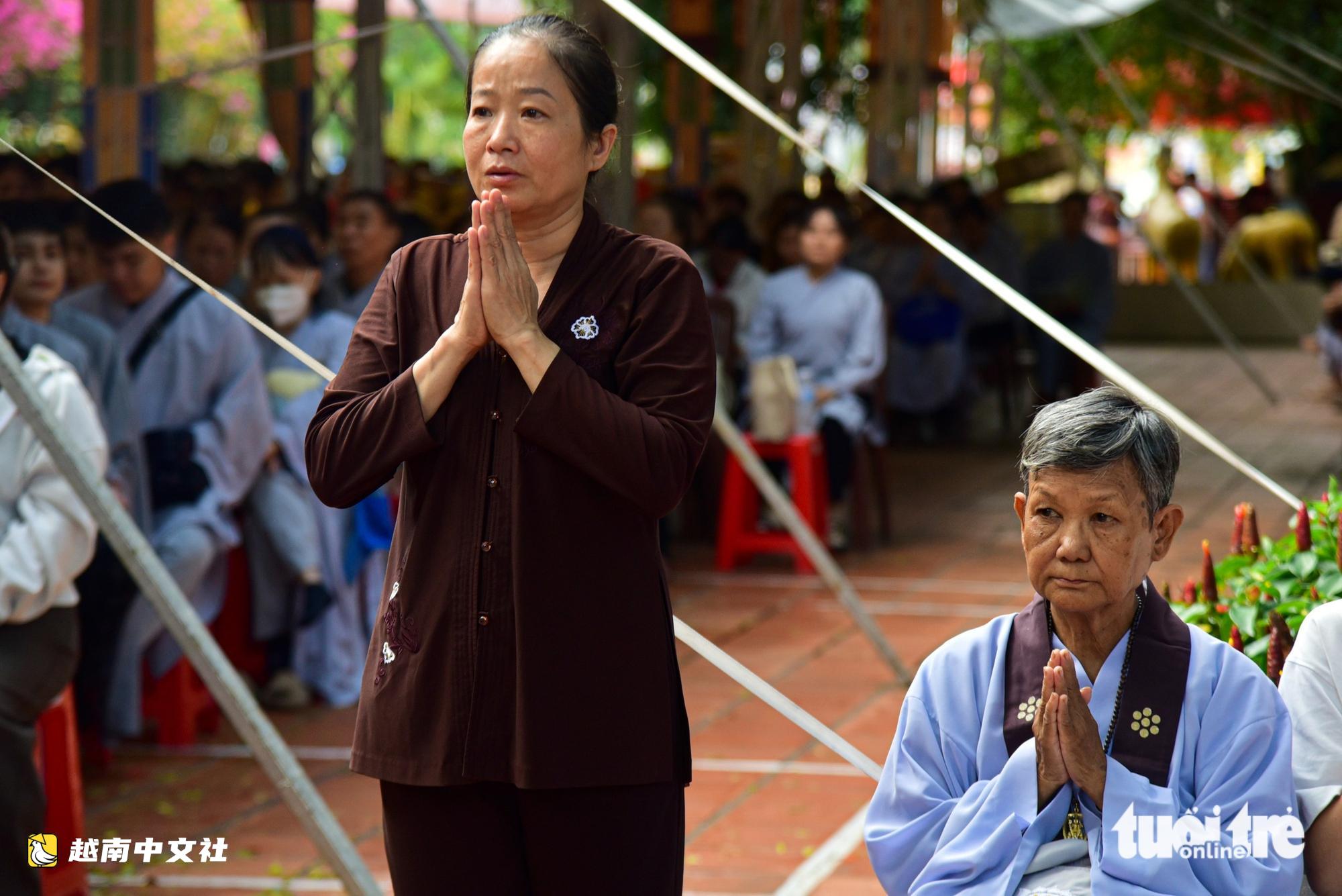 越南民眾湧入黎氏麗公園祈禱,希望早日找到烈士遺骸