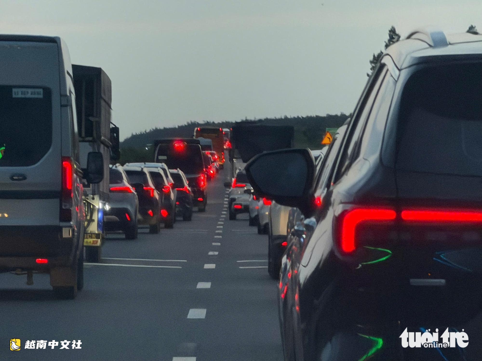 越南胡志明市-隆城-油椰高速公路多個路段擁堵,交警指引改道1號國道