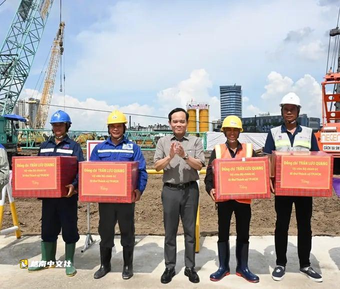 越南胡志明市市委書記陳劉光檢查行政中心項目進度
