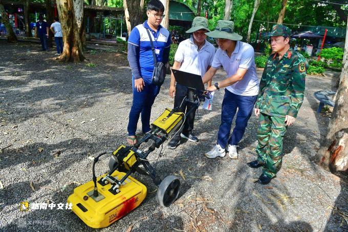 越南用雷達掃描黎氏蓉公園的三條集體墓穴溝渠