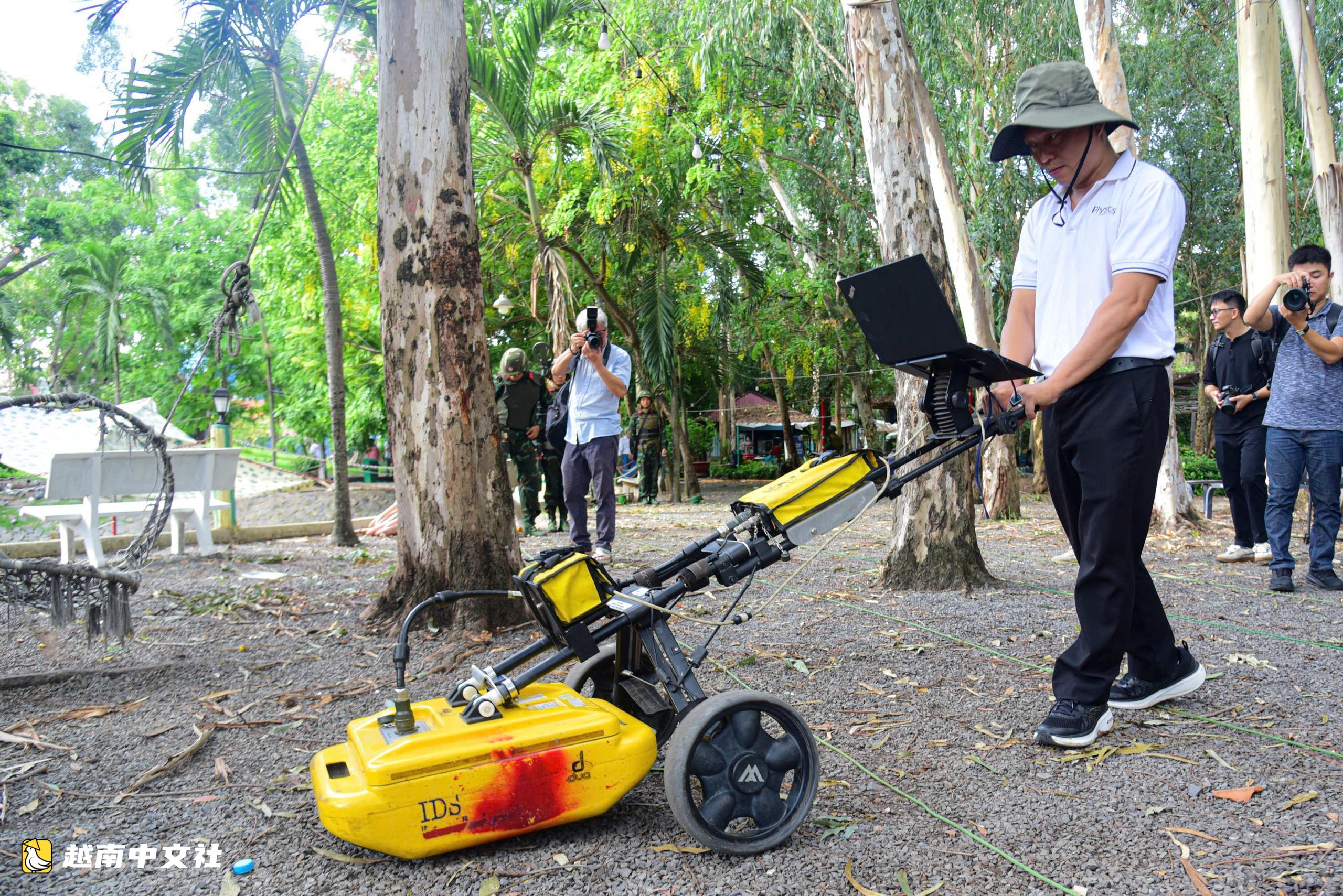 越南使用雷達掃描儀在黎氏蓉公園尋找集體墓穴位置