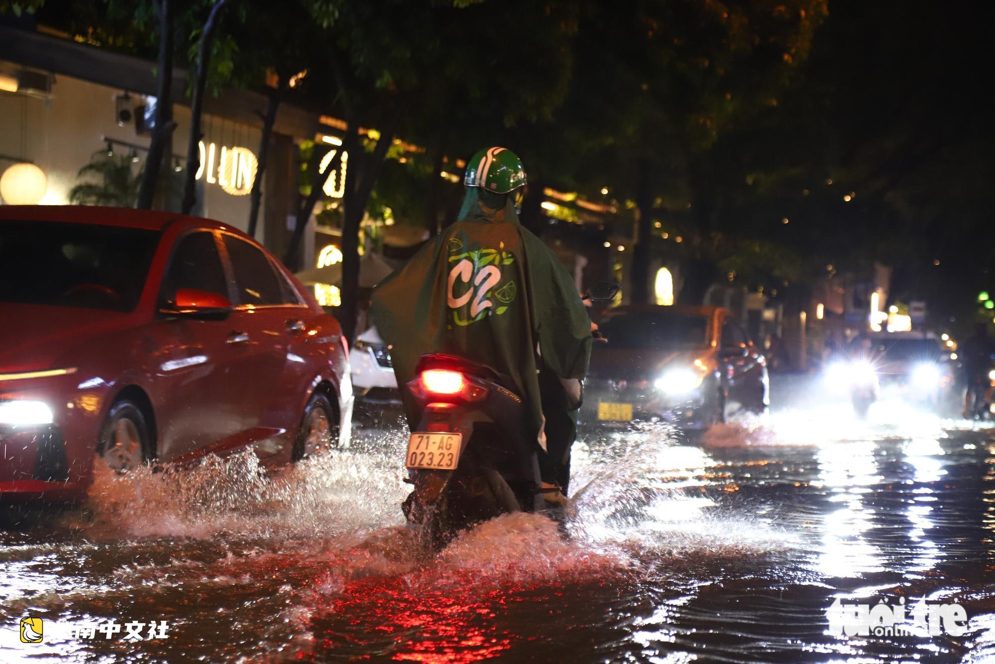 越南胡志明市大雨:春水路積水淹沒半輛摩托車