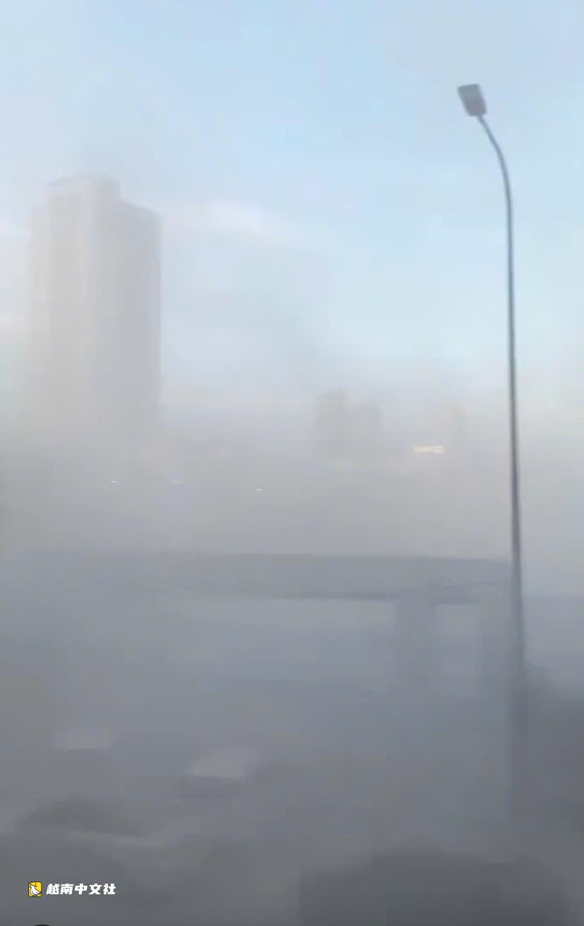 越南峴港市中心突發強風,赤浪體育場拆除工地塵土飛揚遮天蔽日