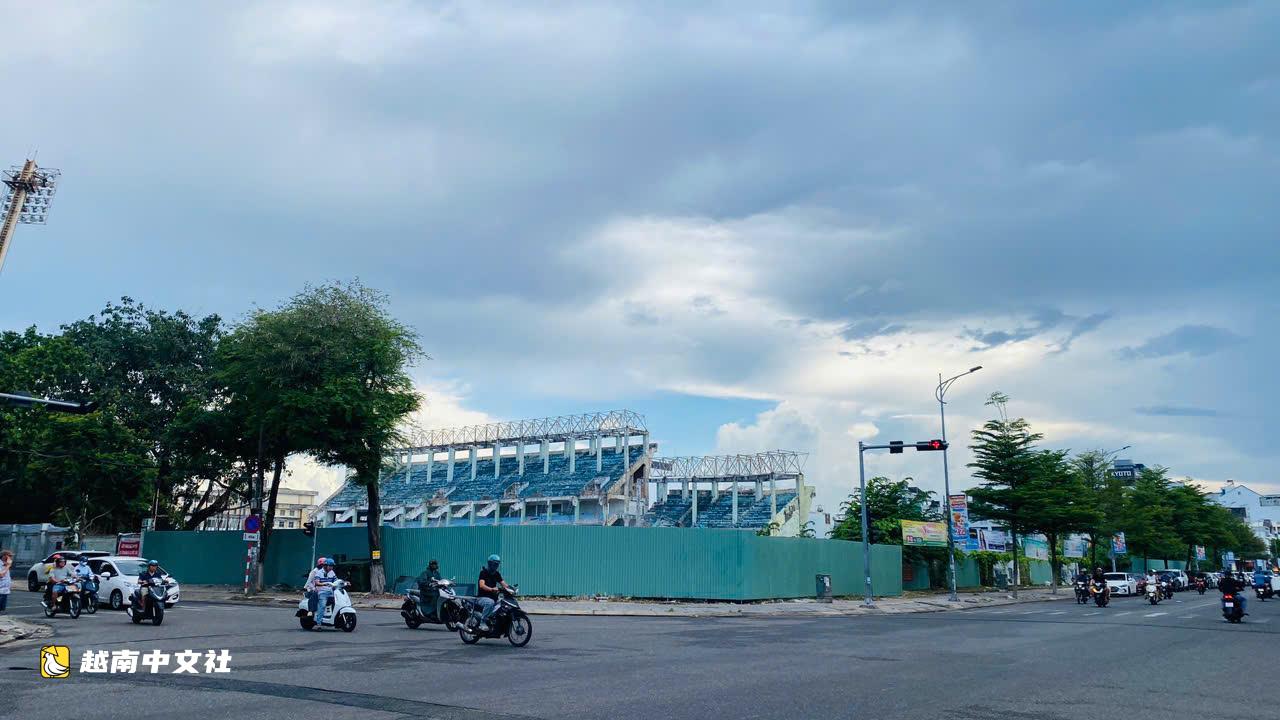越南峴港市中心突發強風,赤浪體育場拆除工地塵土飛揚遮天蔽日