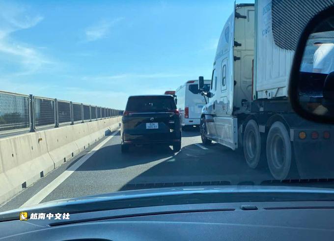 越南永好-潘切高速公路貨車側翻堵塞交通,部分路段臨時封閉