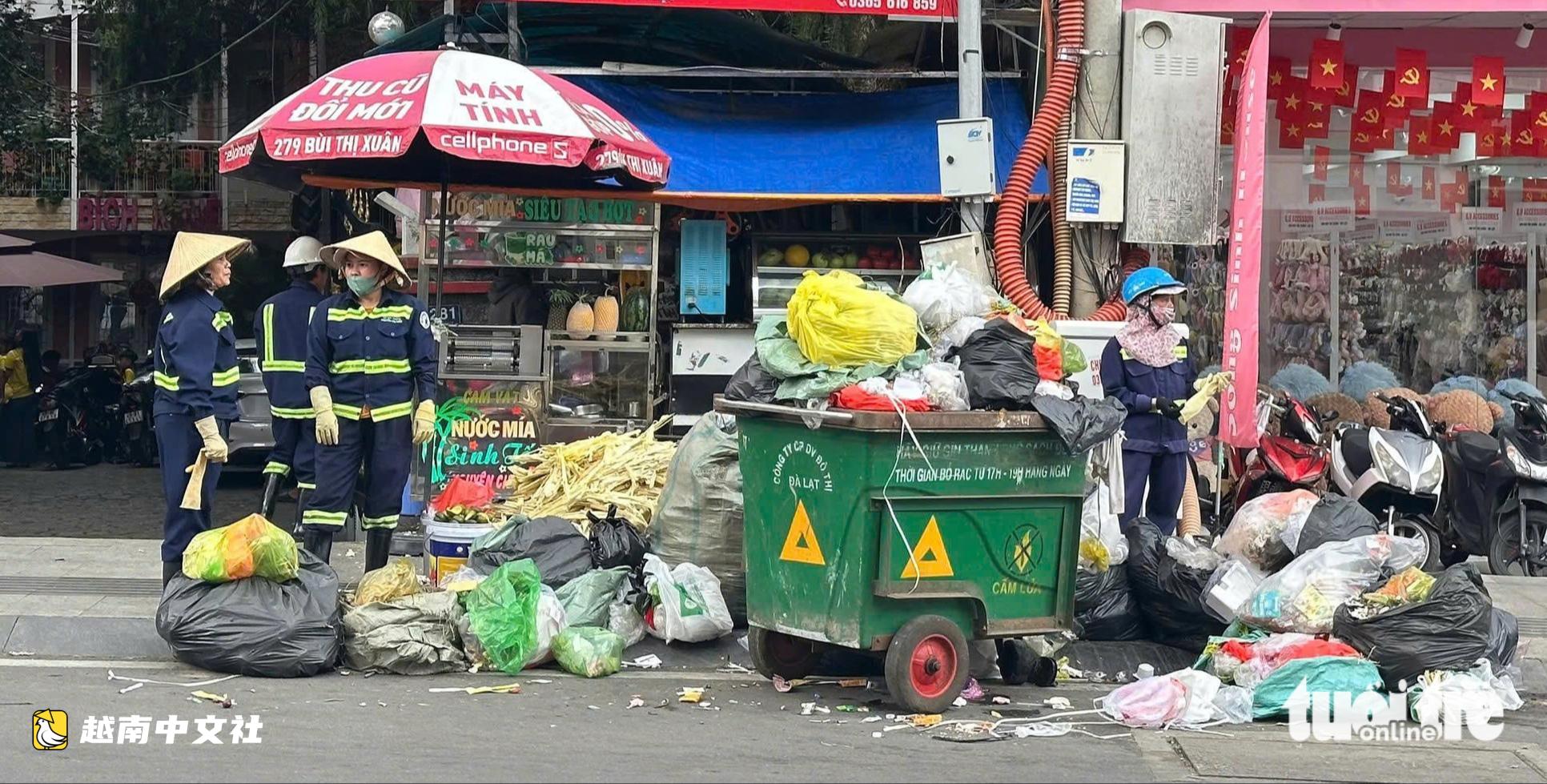 越南大叻垃圾處理廠停運兩天,1000噸垃圾堆積在人行道上