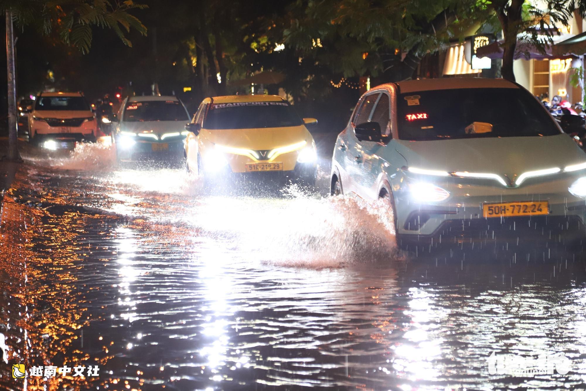 越南胡志明市大雨:春水路積水淹沒半輛摩托車