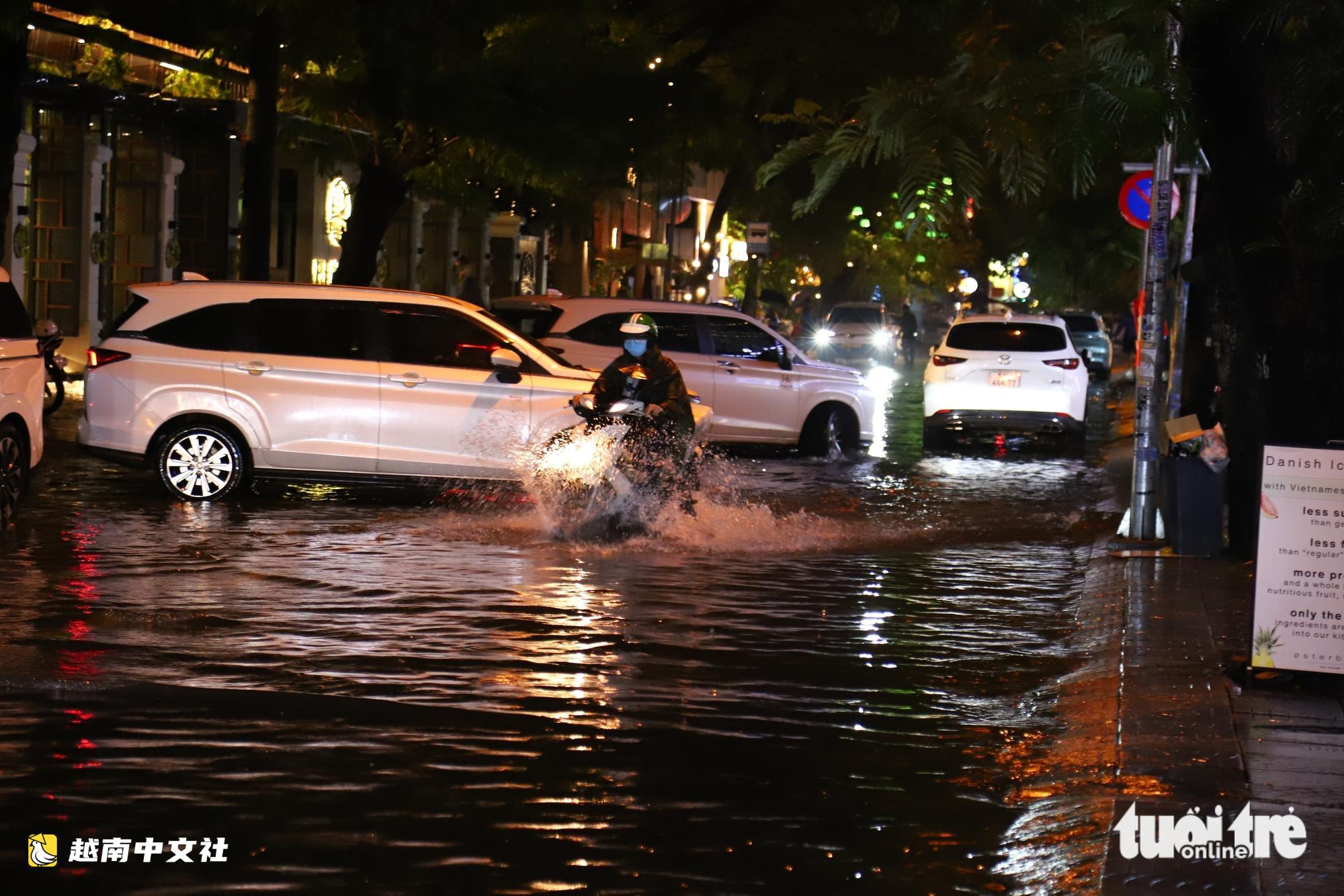 越南胡志明市大雨:春水路積水淹沒半輛摩托車