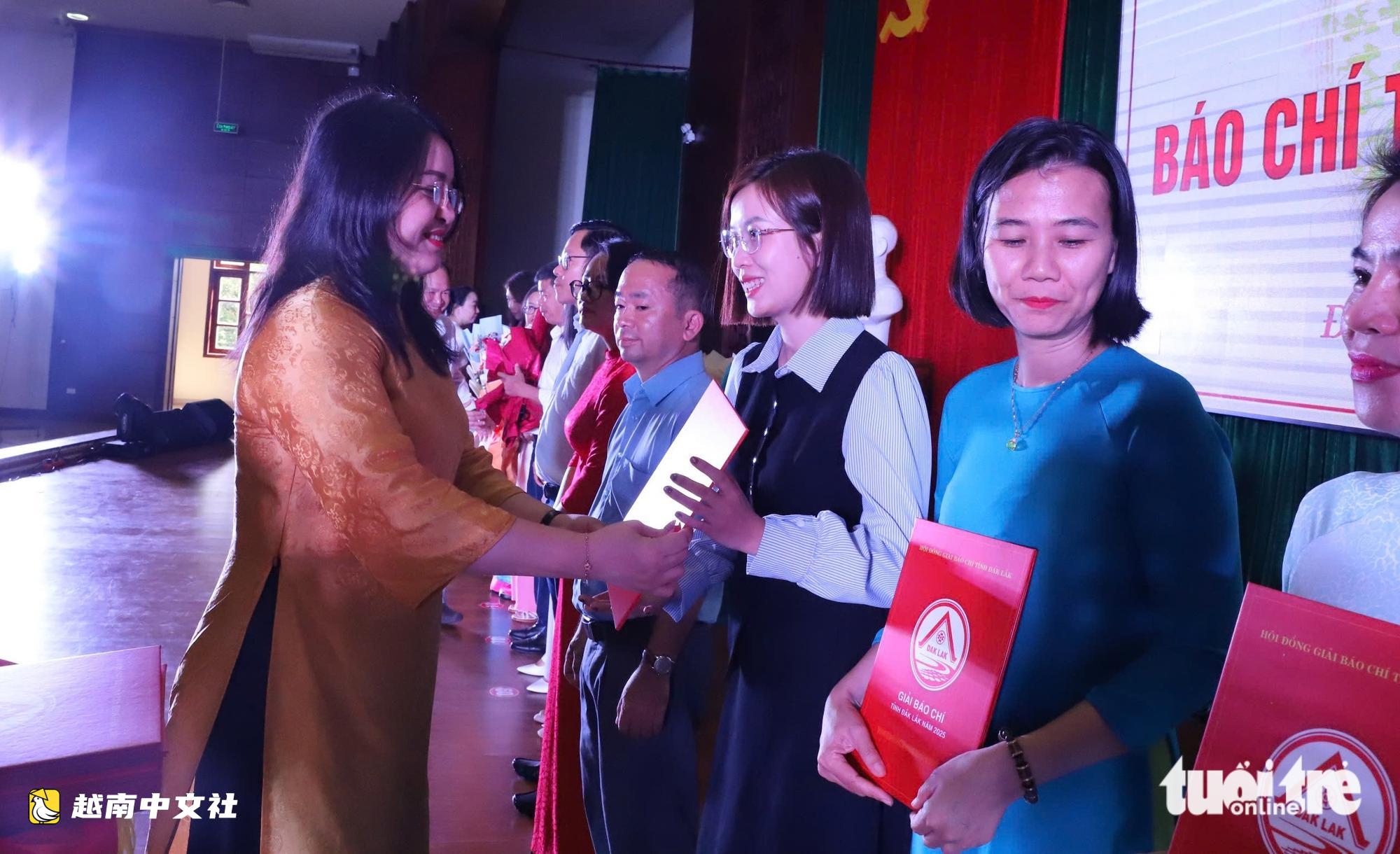 越南多樂省頒發第六屆新聞獎,共有61件作品獲獎,《年輕人報》榮獲3個獎項