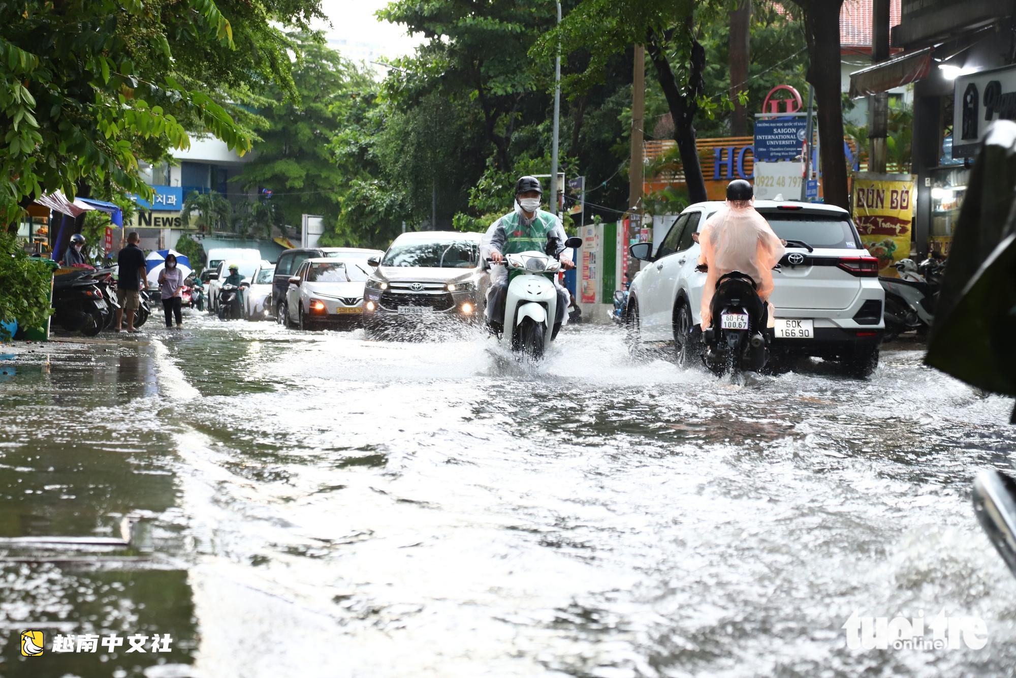 越南胡志明市今午下大雨,多條道路局部淹水