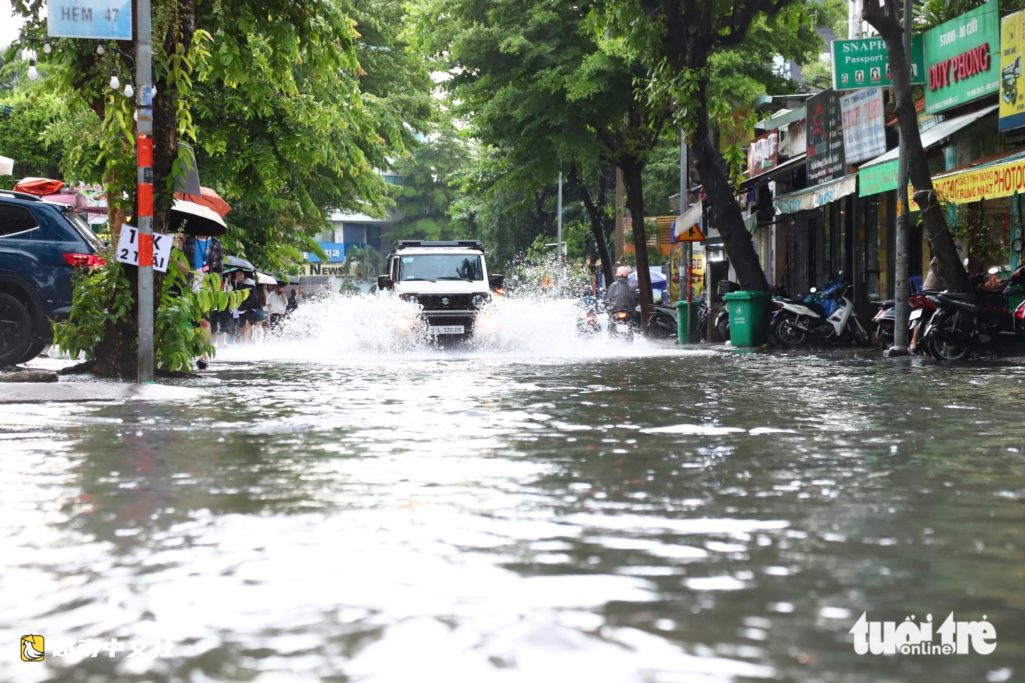 越南胡志明市今午下大雨,多條道路局部淹水