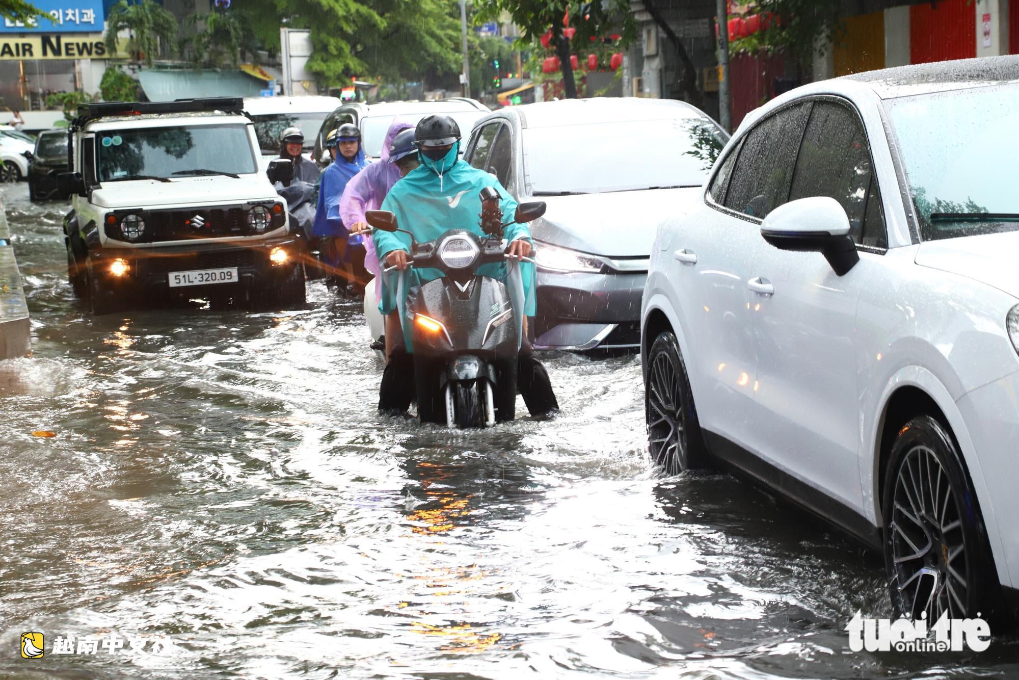 越南胡志明市今午下大雨,多條道路局部淹水