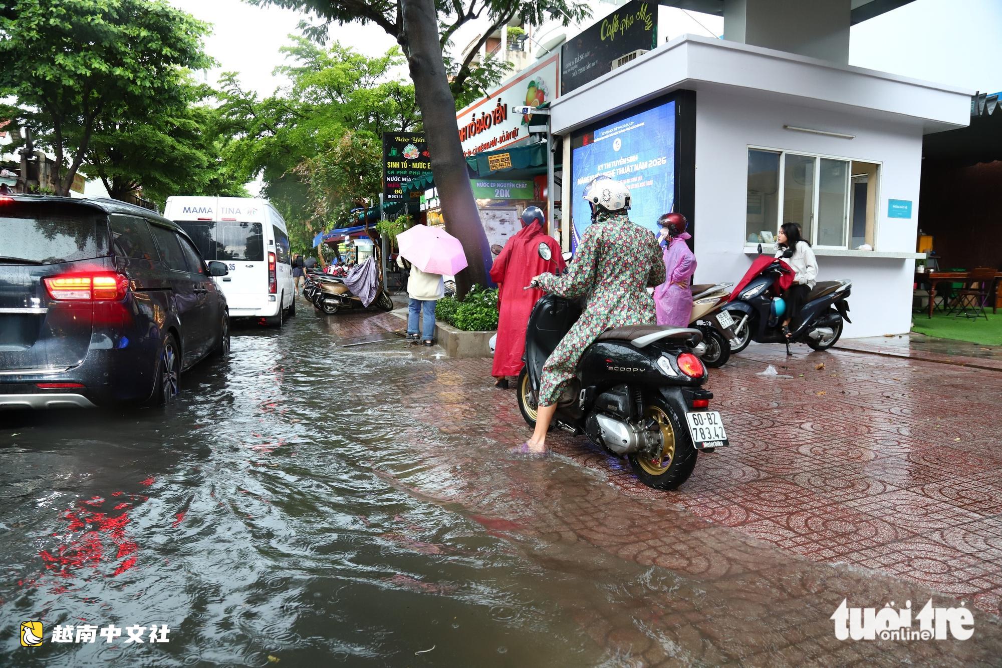 越南胡志明市今午下大雨,多條道路局部淹水