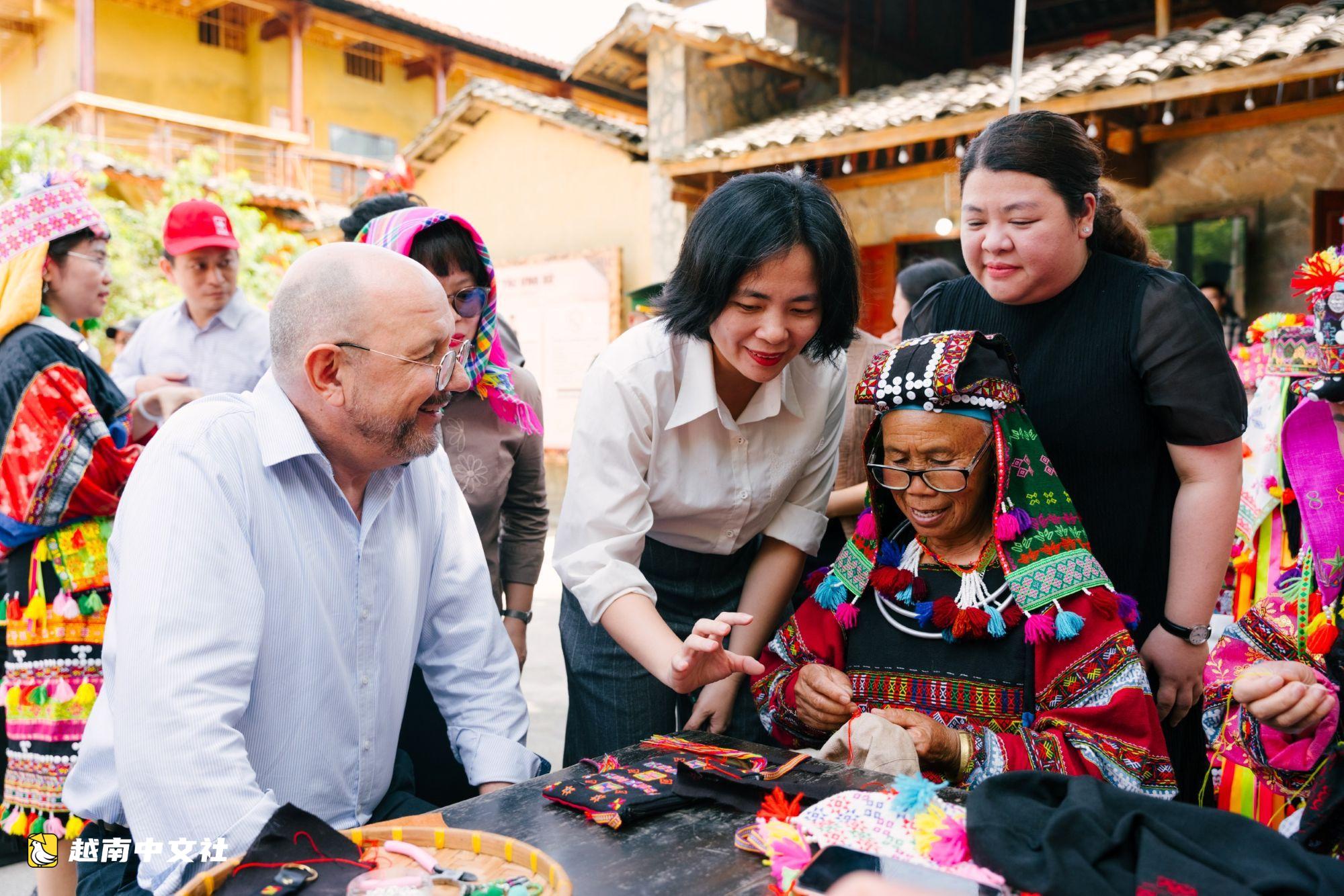 越南羅羅寨將刺繡工藝打造成旅遊體驗