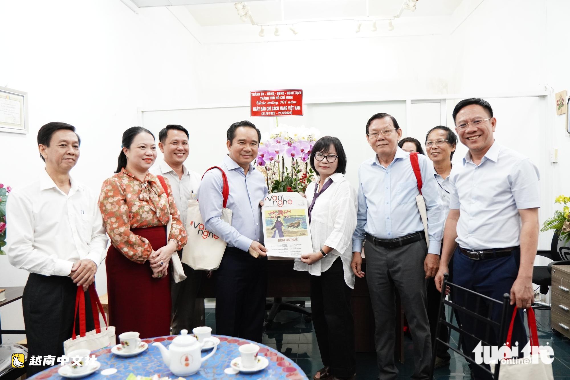 越南胡志明市人委會主席阮文得走訪慰問新聞機構