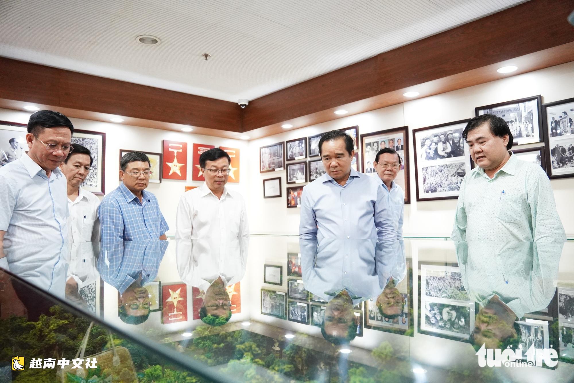 越南胡志明市人委會主席阮文得走訪慰問新聞機構