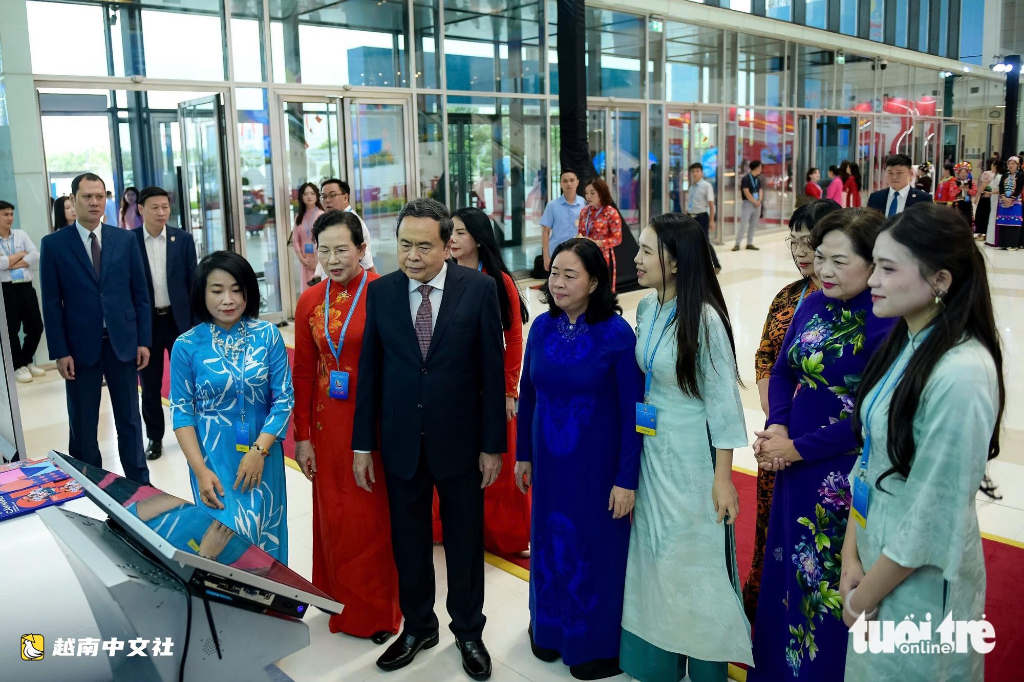 越南國會主席及黨和國家領導人出席第十四屆全國婦女代表大會