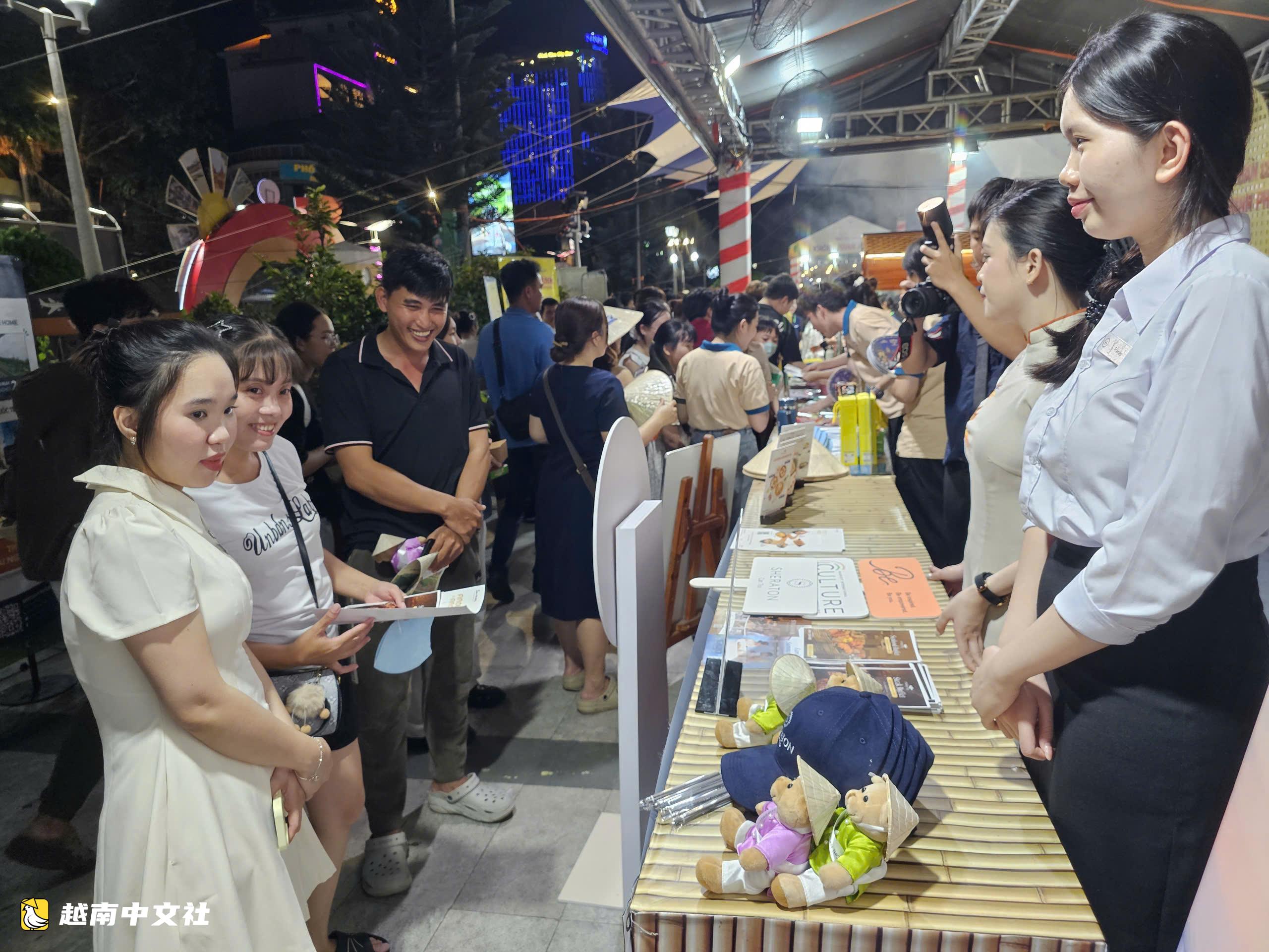 到越南芹苴寧橋碼頭免費品嚐水果和民間糕點自助餐