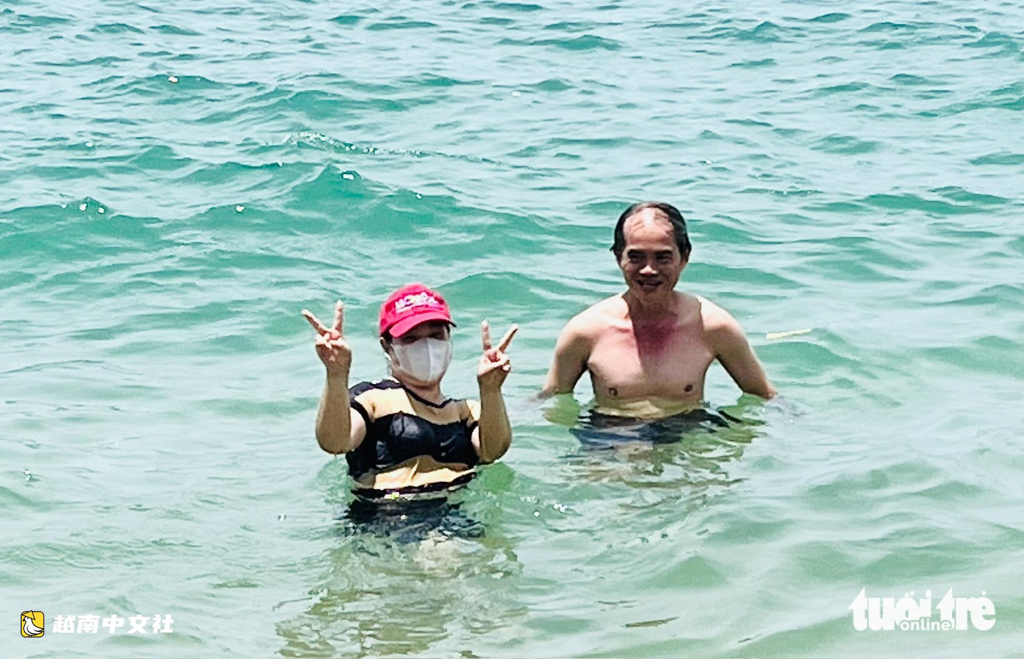 越南端午節正午海邊沐浴:民眾攜帶香葉,將海水帶回家