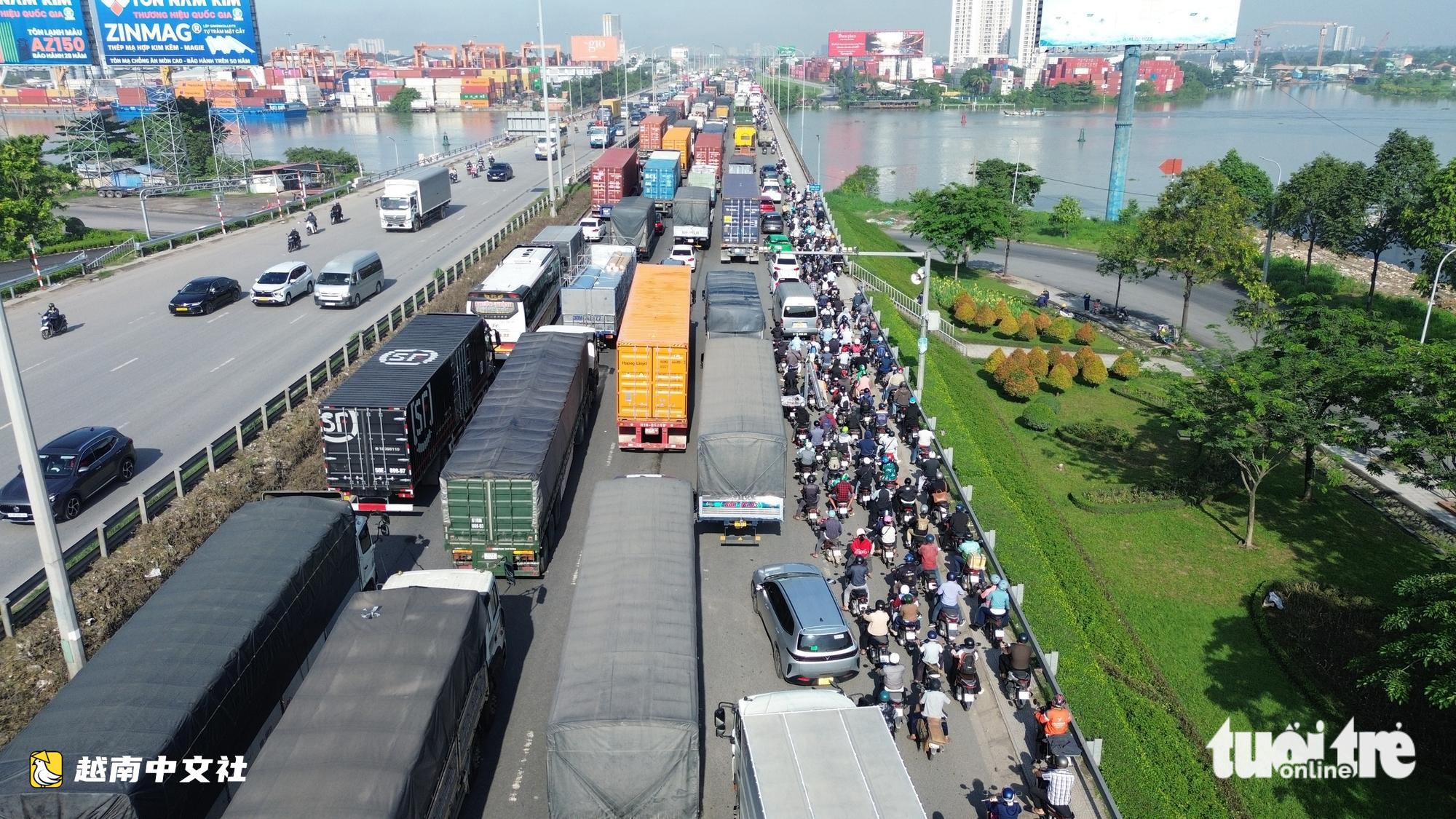 越南:貨車側翻橫擋新萬立交橋路面,1號國道擁堵近5公里