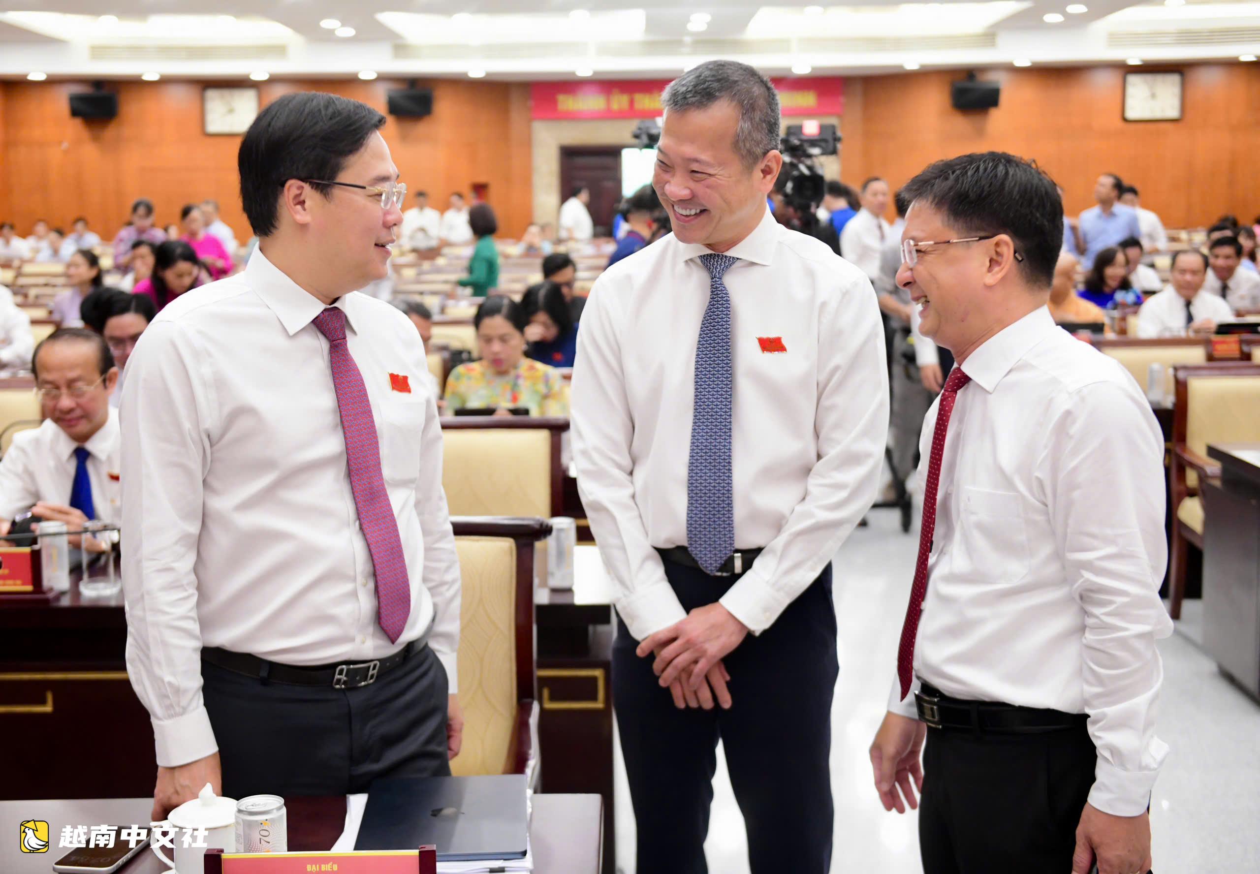 越南胡志明市人民議會召開會議,審議多個項目,從芹椰跨海大橋到湖參高速公路