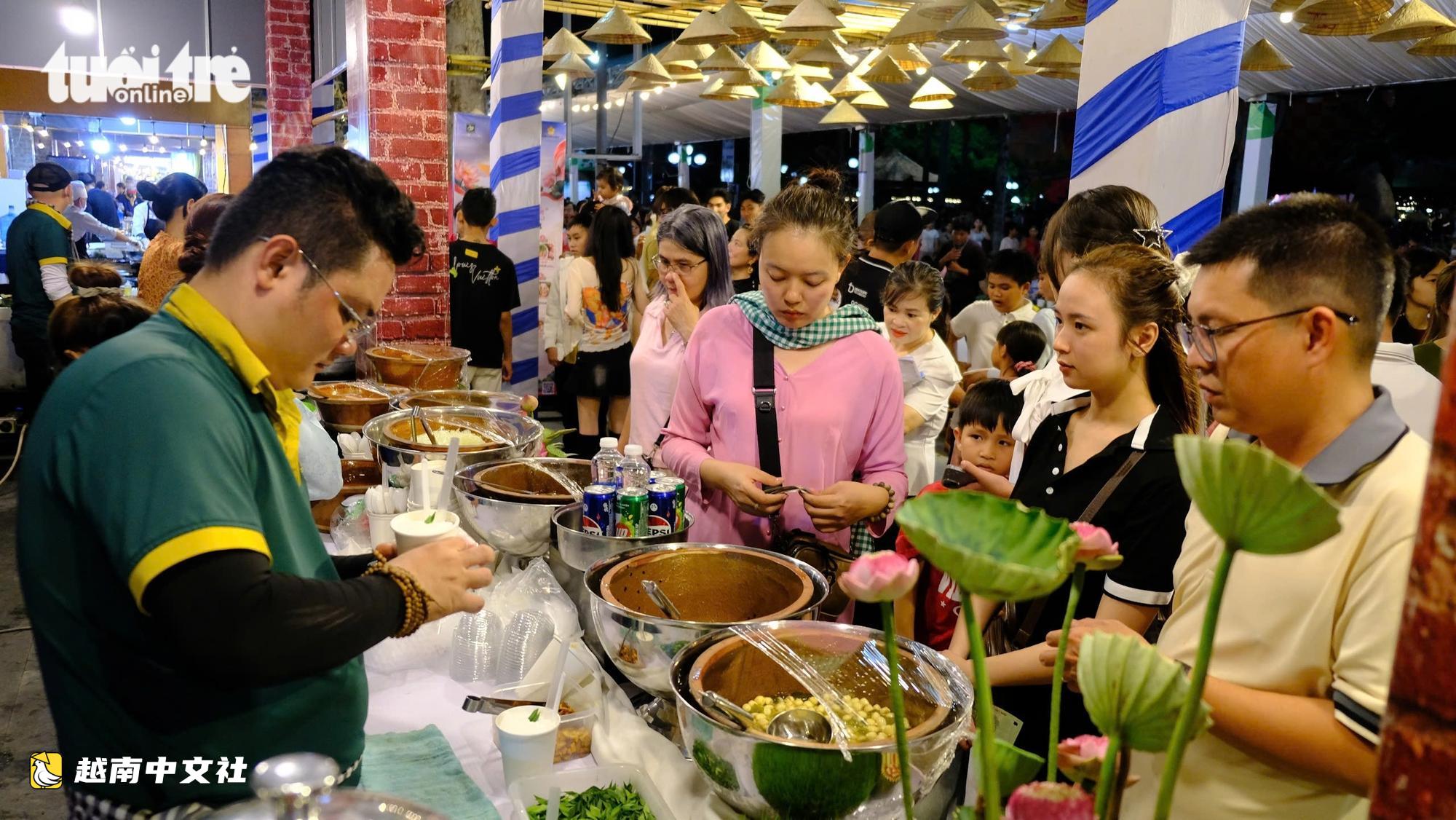 越南同塔蓮花節開幕之夜,遊客擠滿品嚐夜市美食