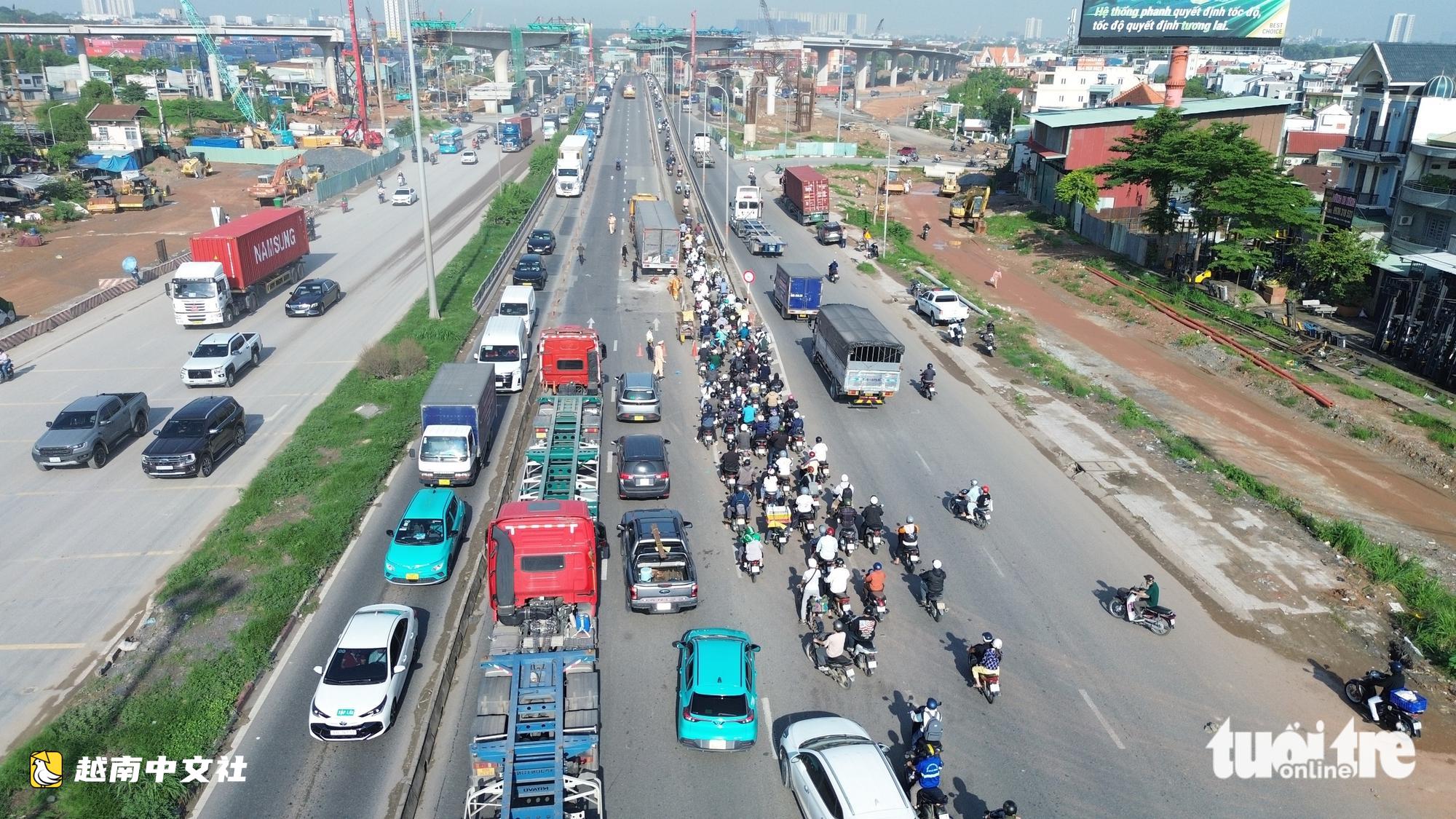 越南:貨車側翻橫擋新萬立交橋路面,1號國道擁堵近5公里